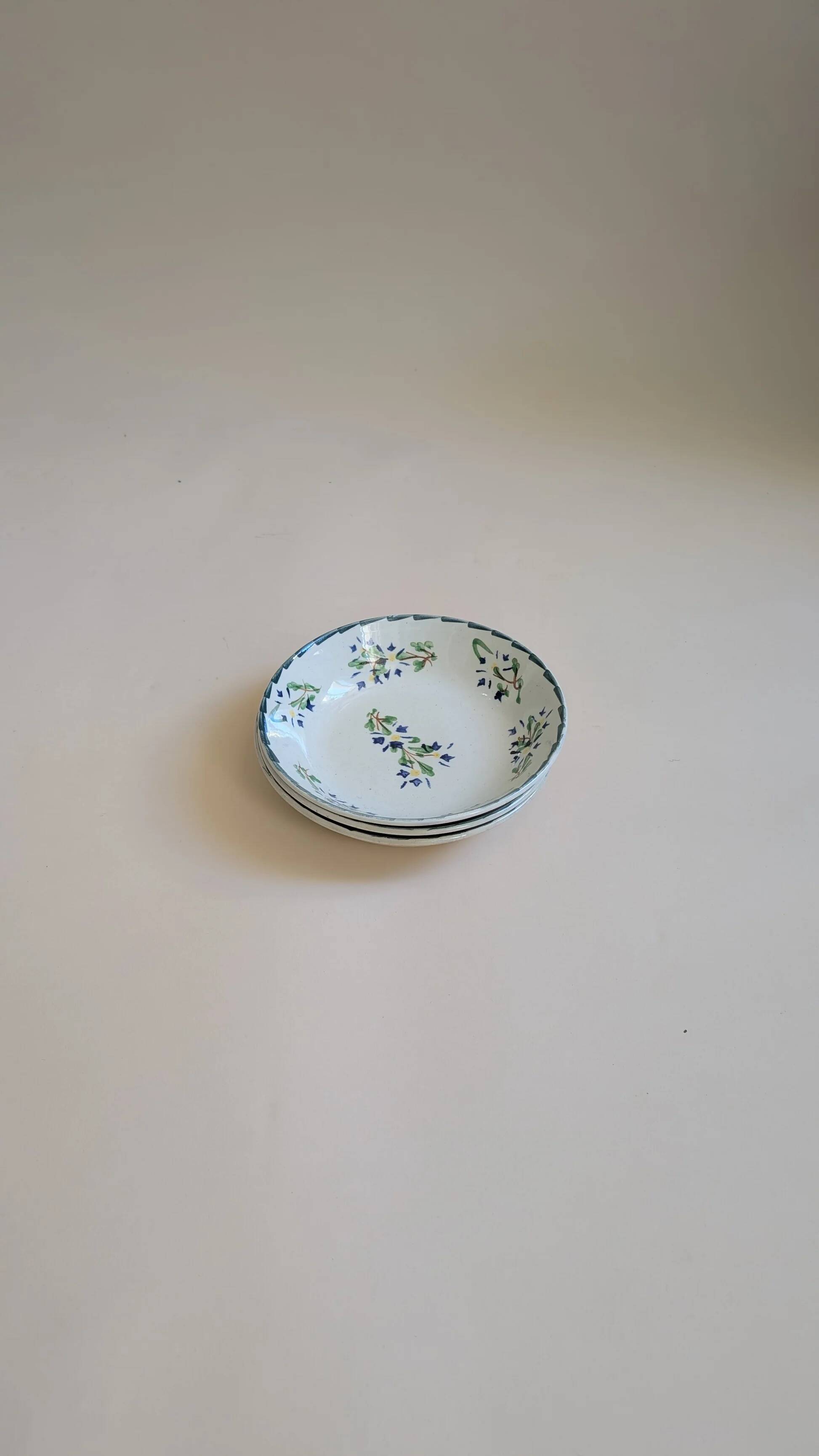 Ensemble de 3 assiettes creuses anciennes – Faïence décor floral