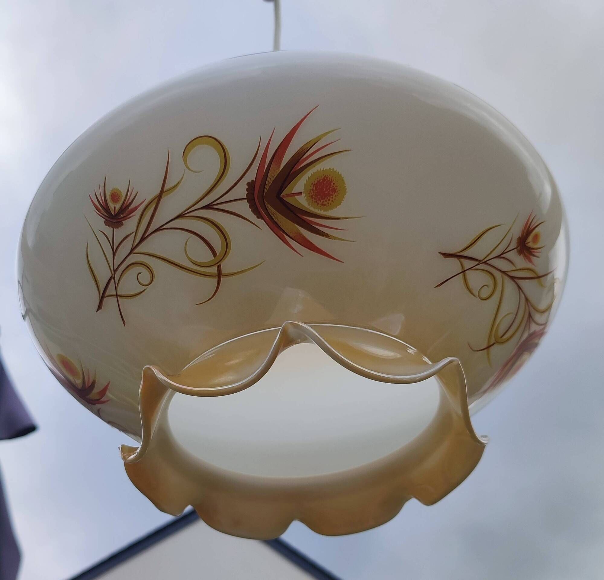 Suspension vintage en verre opalin décor floral stylisé beige doré