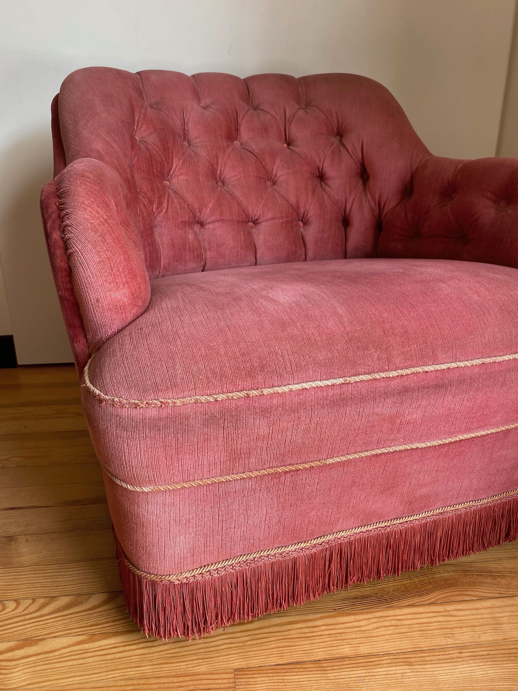 Upholstered toad armchair