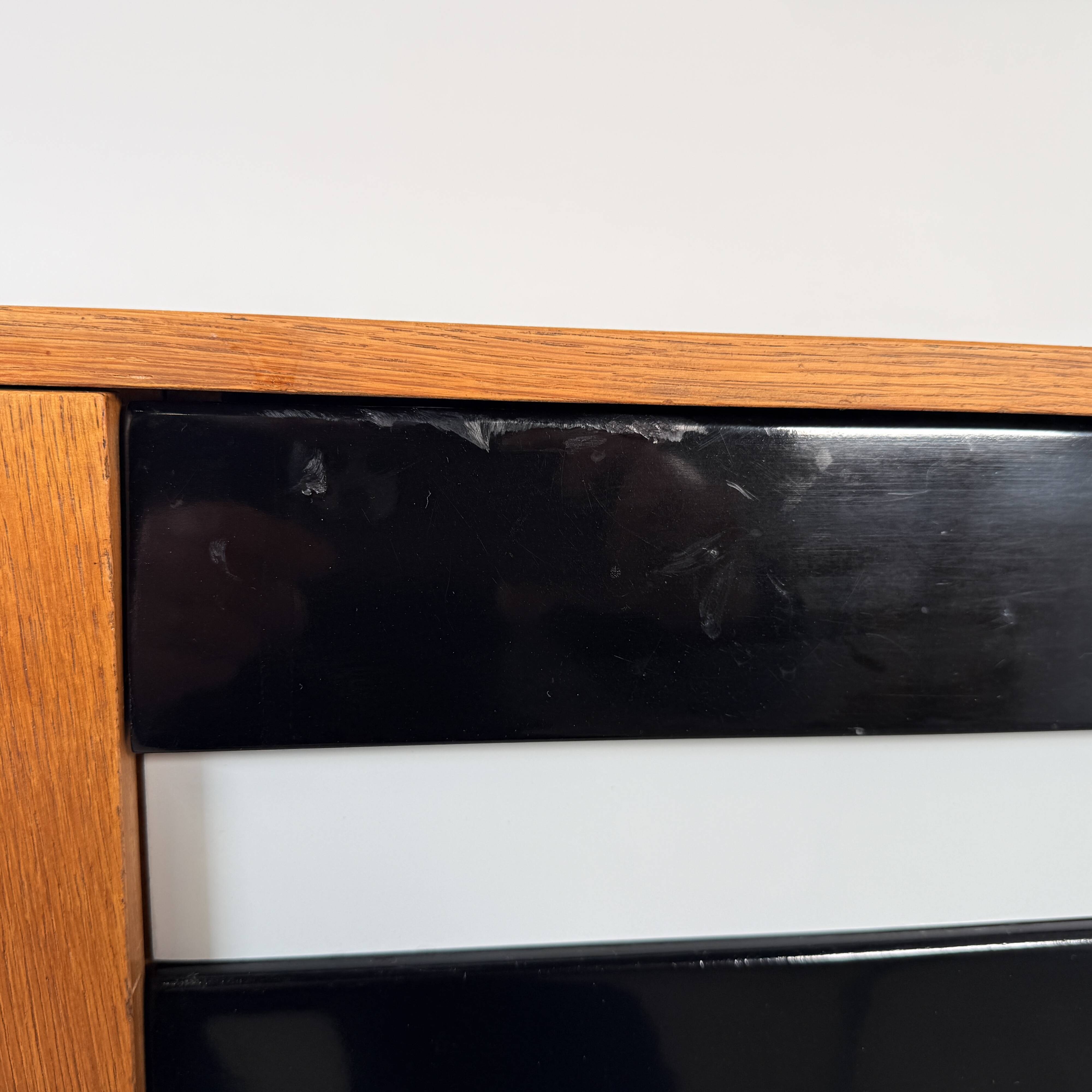 Buffet U458 de Jiří Jiroutek, tiroirs noir et blanc.