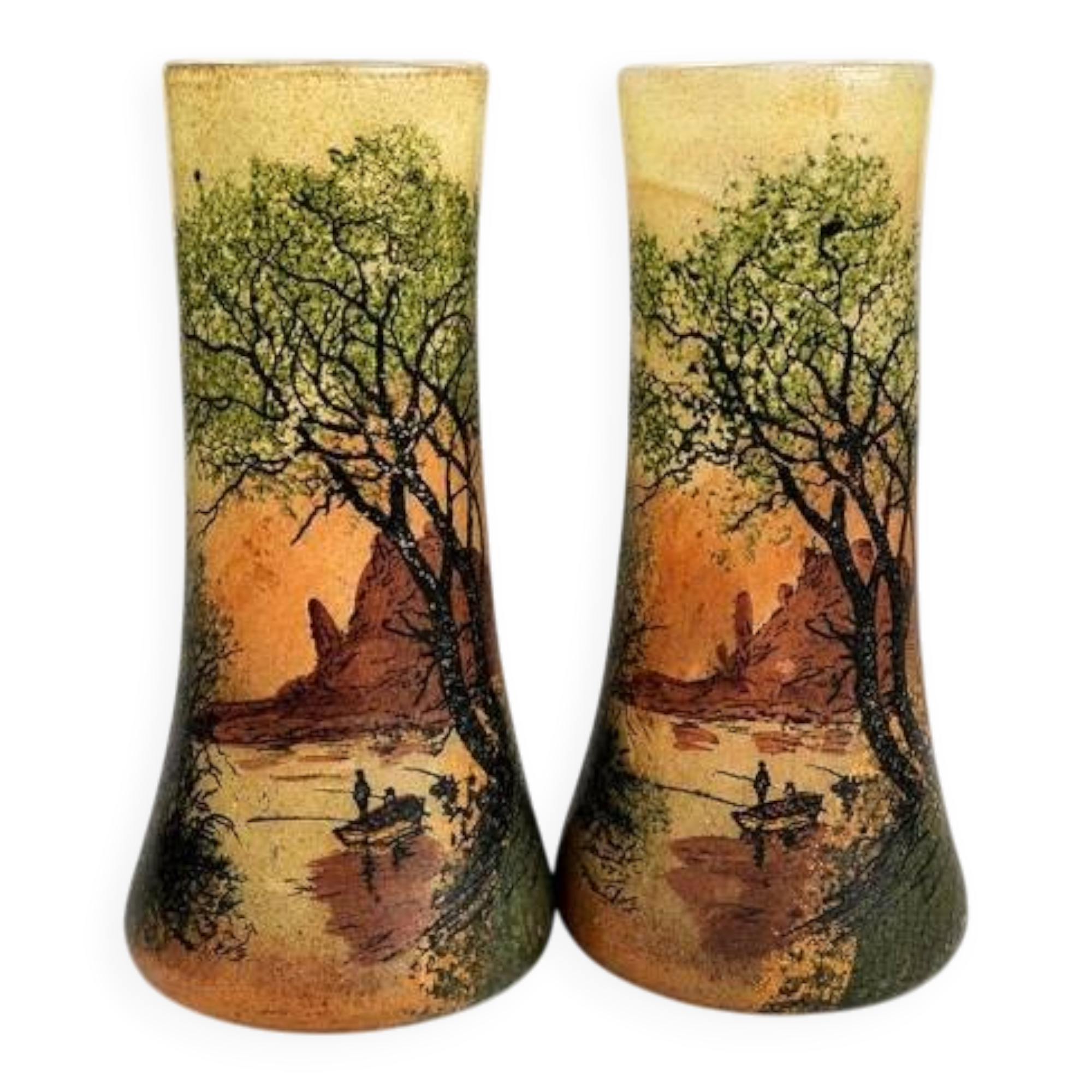 Paire de vases en verre émaillé, à décor finement peint