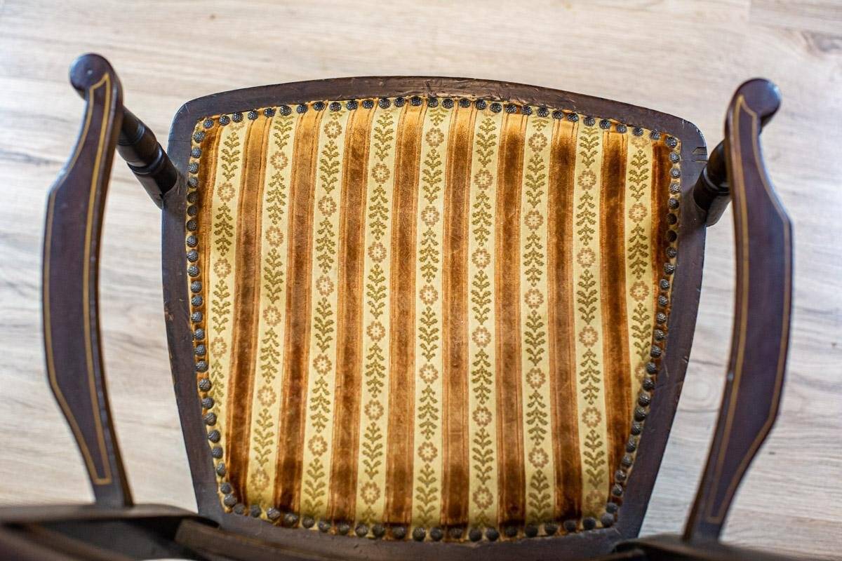 Fauteuil anglais ancien avec dossier décoratif, années 1890.