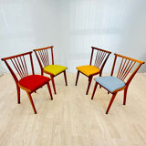 Quatre chaises colorées