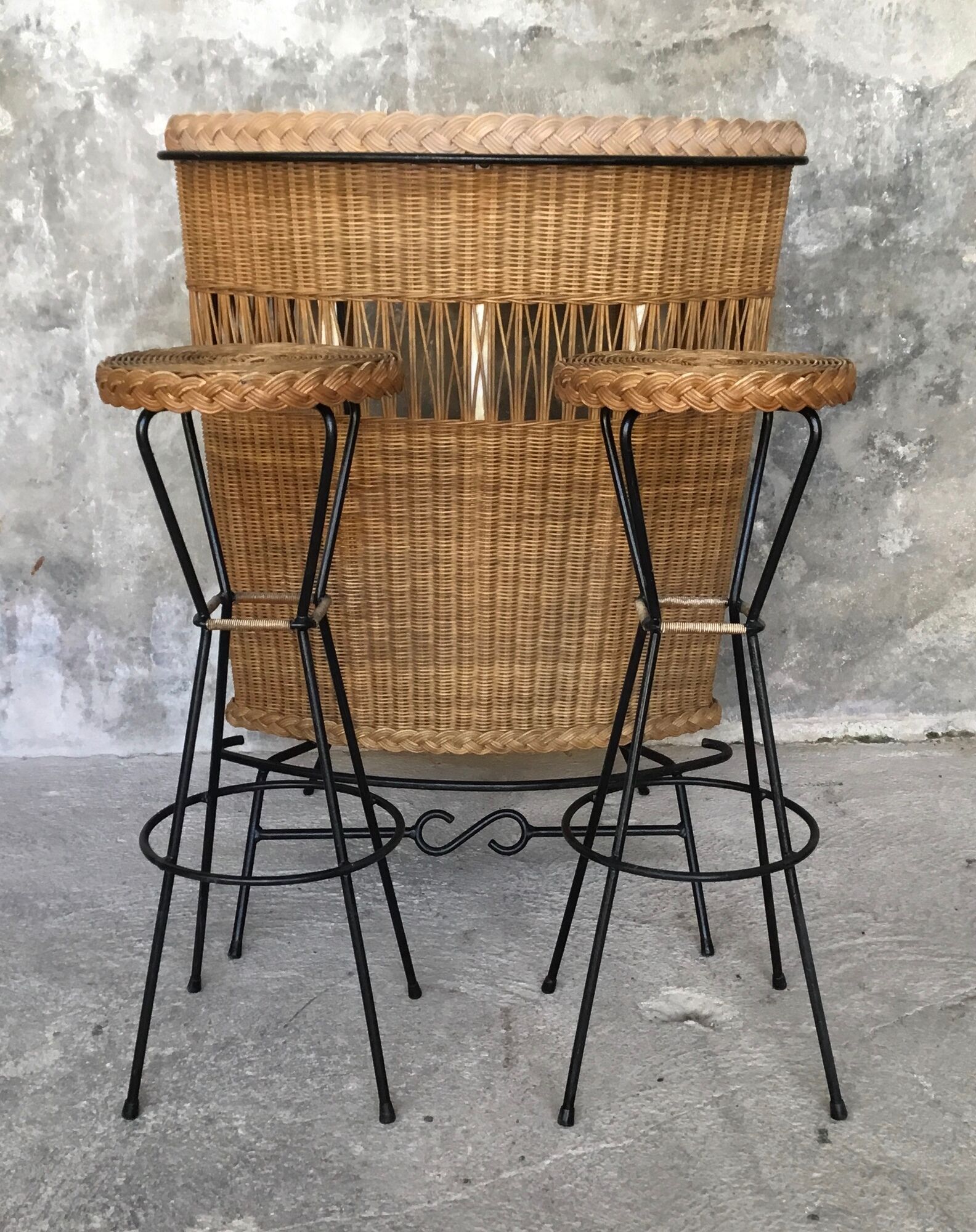 Vintage cocktail bar and its piare of stools - wicker and metal - 1960