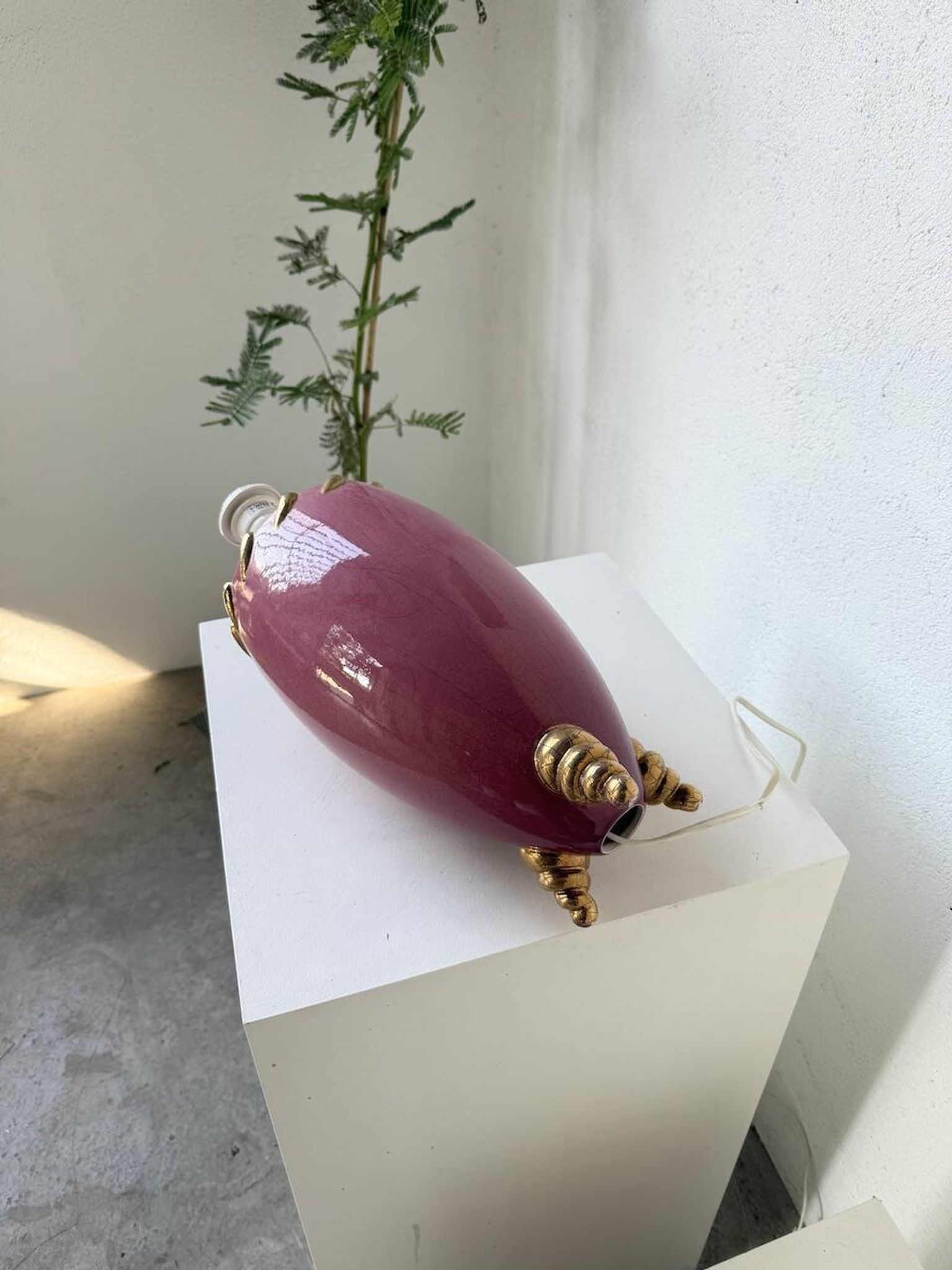 Lampe de table céramique rose et or tripode