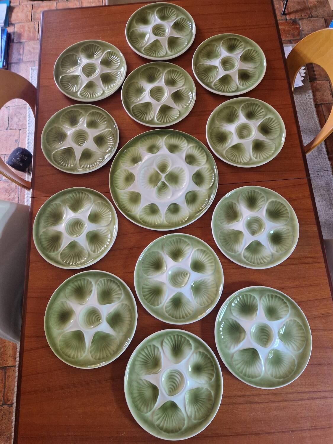 Vintage oyster service Moulin des Loups Orchies barbotine, 12 plates