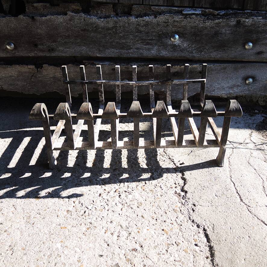 Ancienne grille de cheminée 9-barres en fer forgé