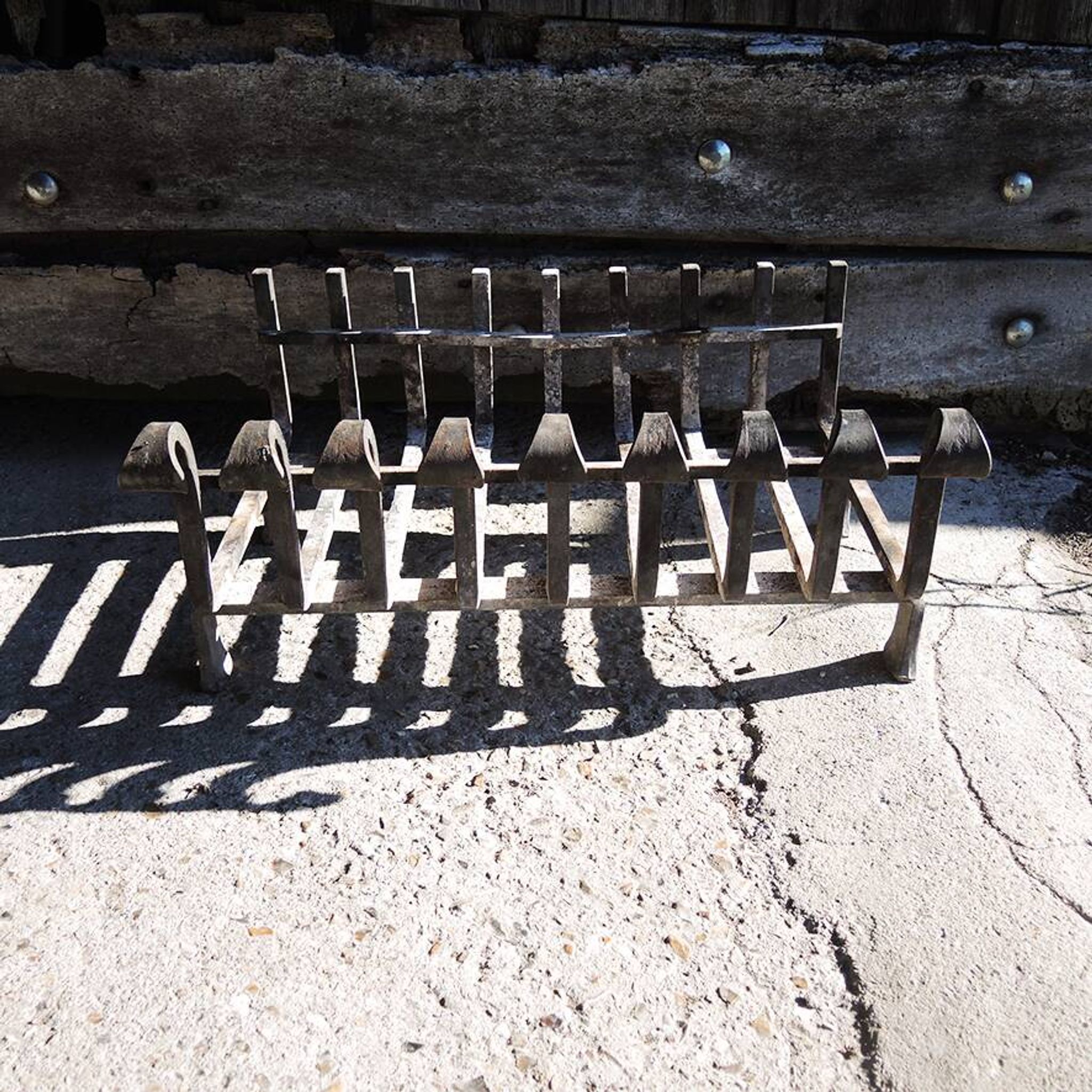 Ancienne grille de cheminée 9-barres en fer forgé