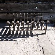 Ancienne grille de cheminée 9-barres en fer forgé