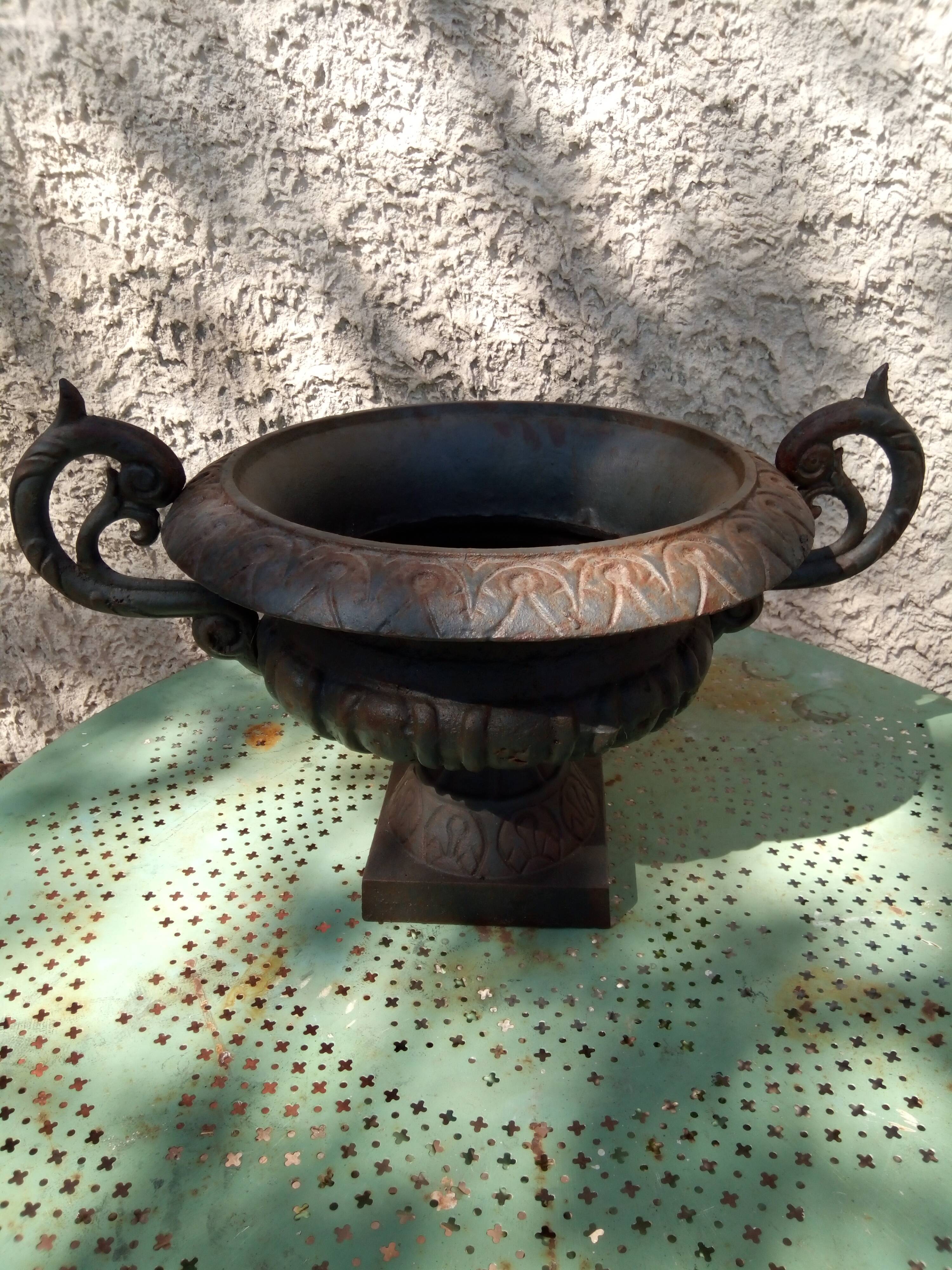 Former pair of iron cast Medici planters