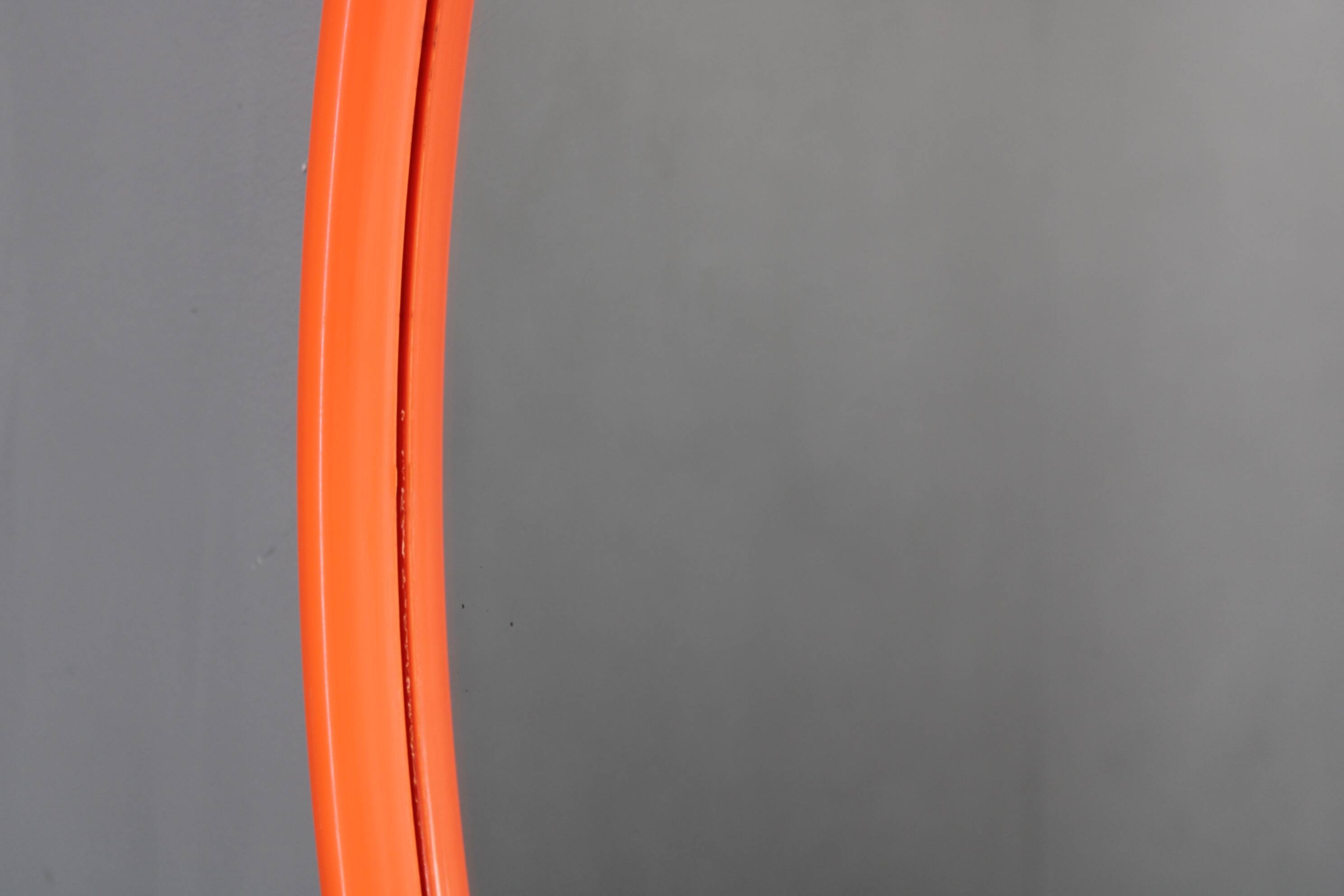 Miroir ovale italien des années 1970, cadre en plastique orange