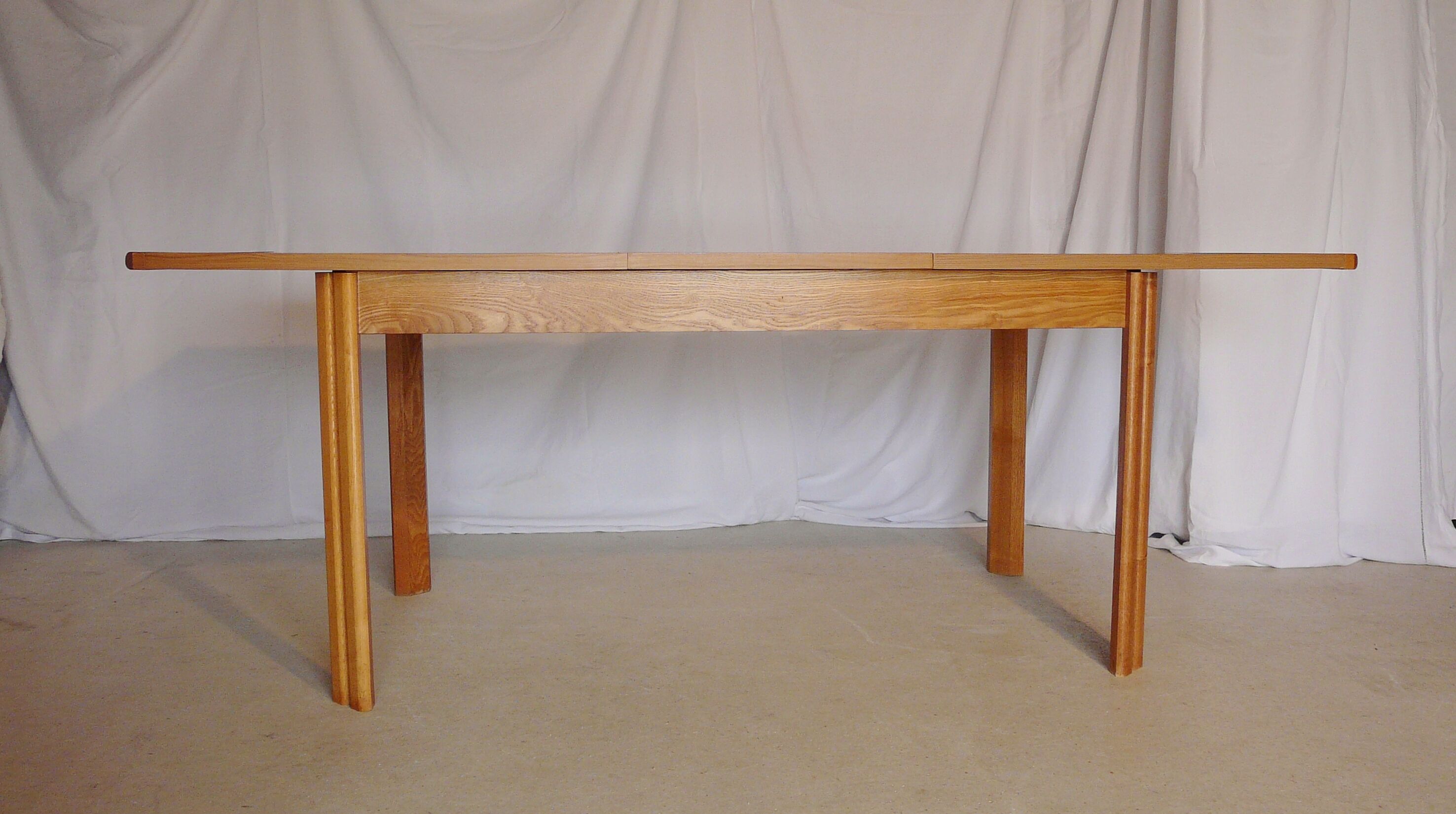 Extendable rectangular table in blond wood