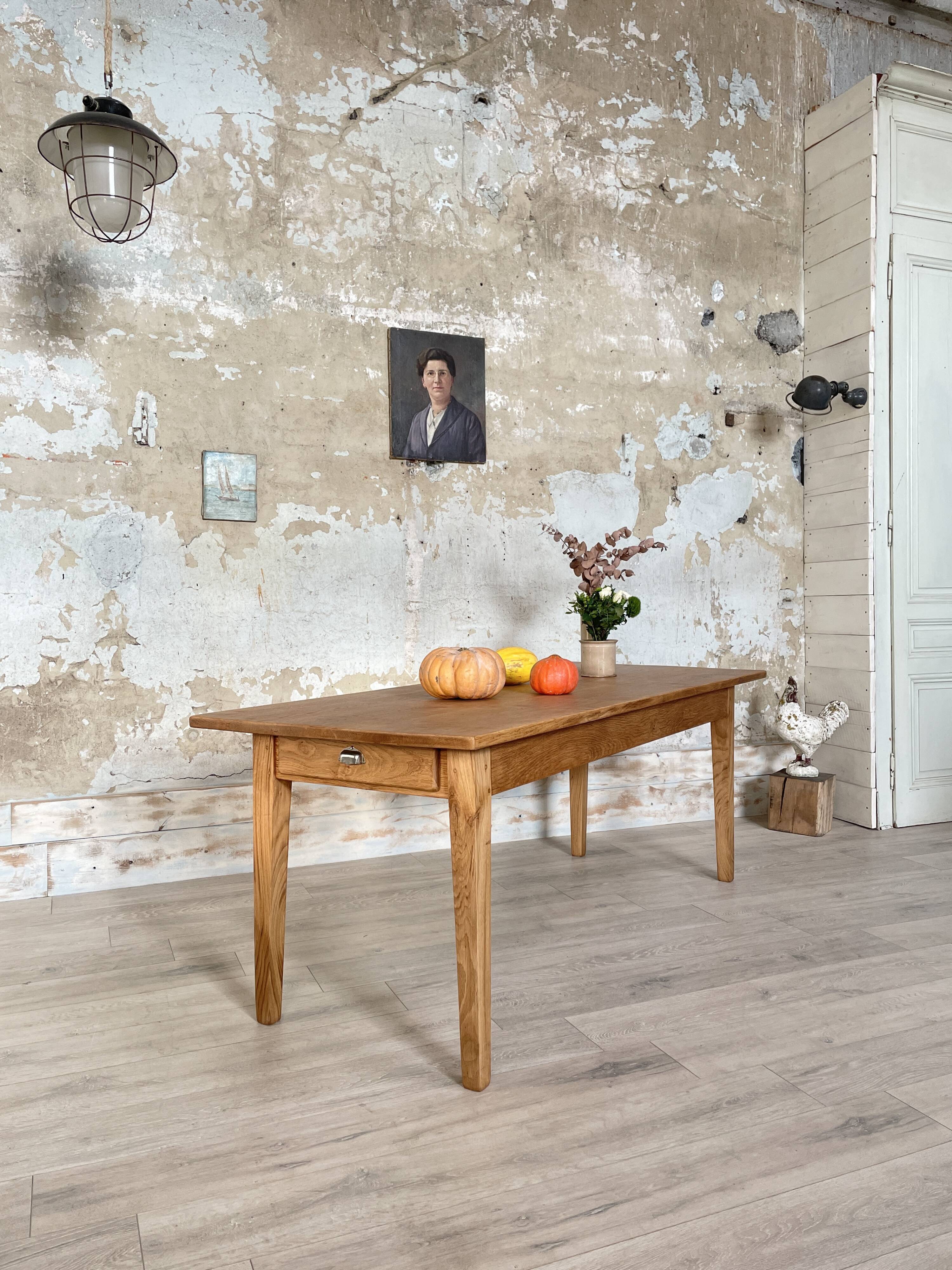 Vintage farmhouse table in solid oak.