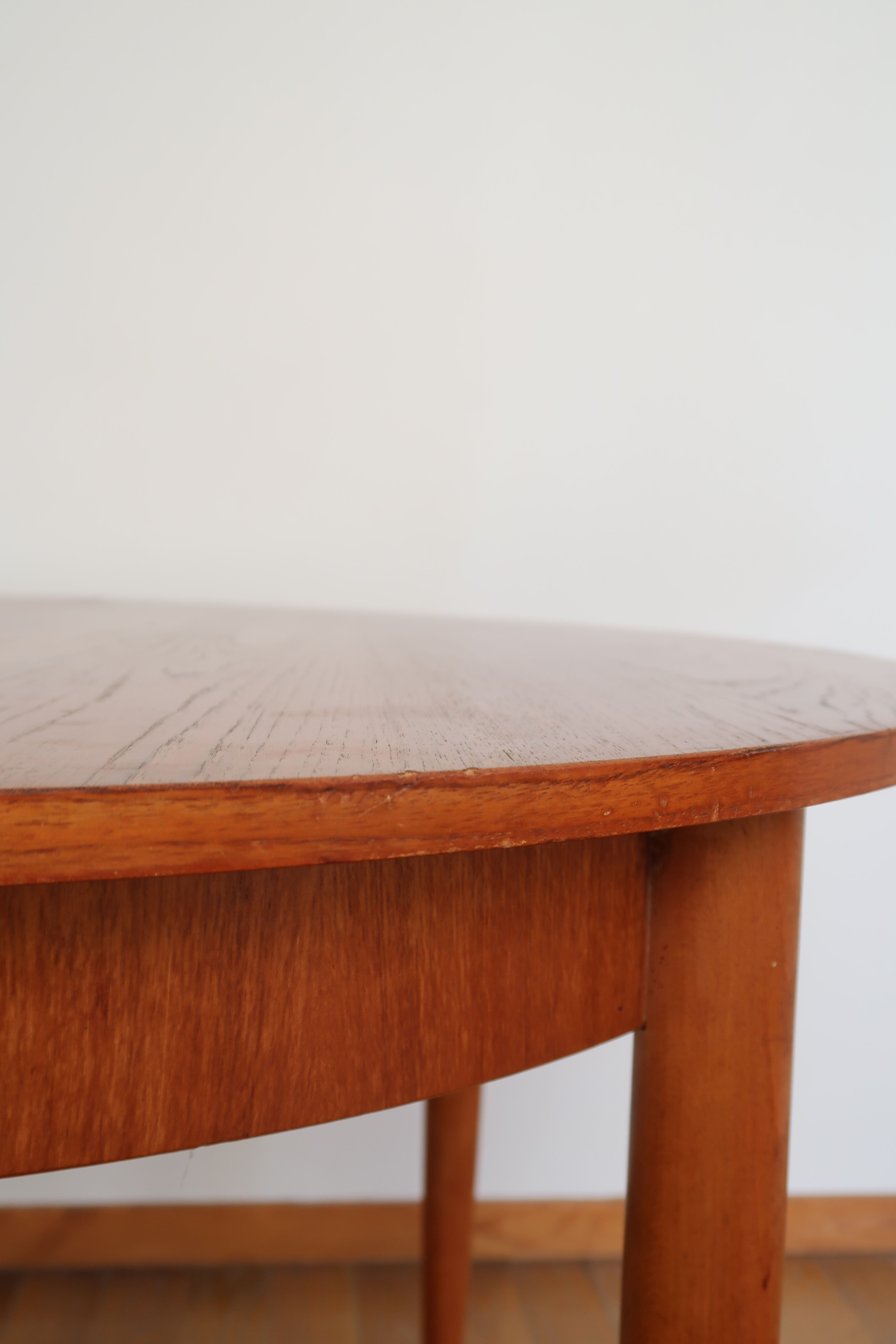 Extendable Scandinavian Round Table