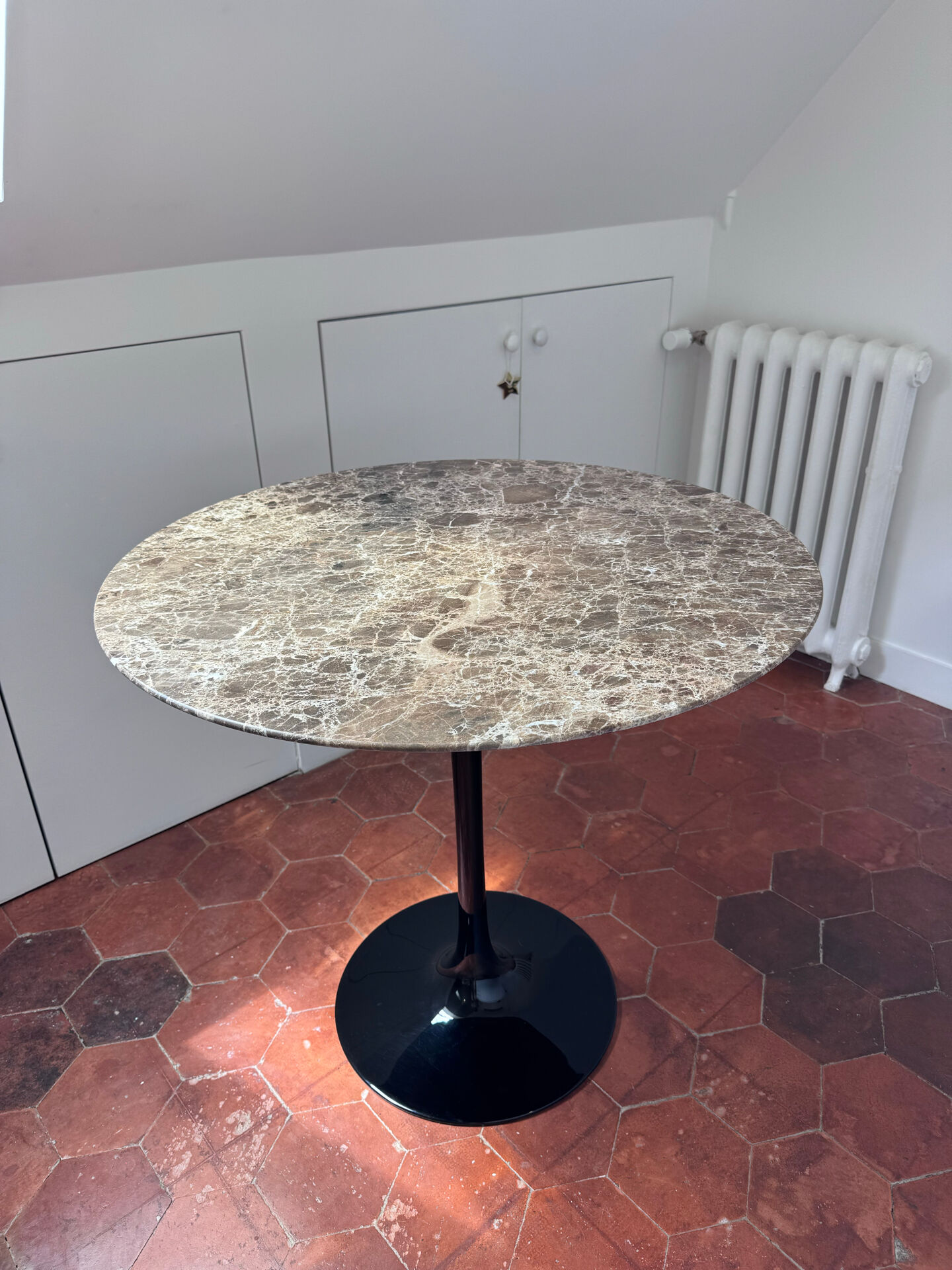 Tulip Table – Eero Saarinen style – dark brown Emperador marble top