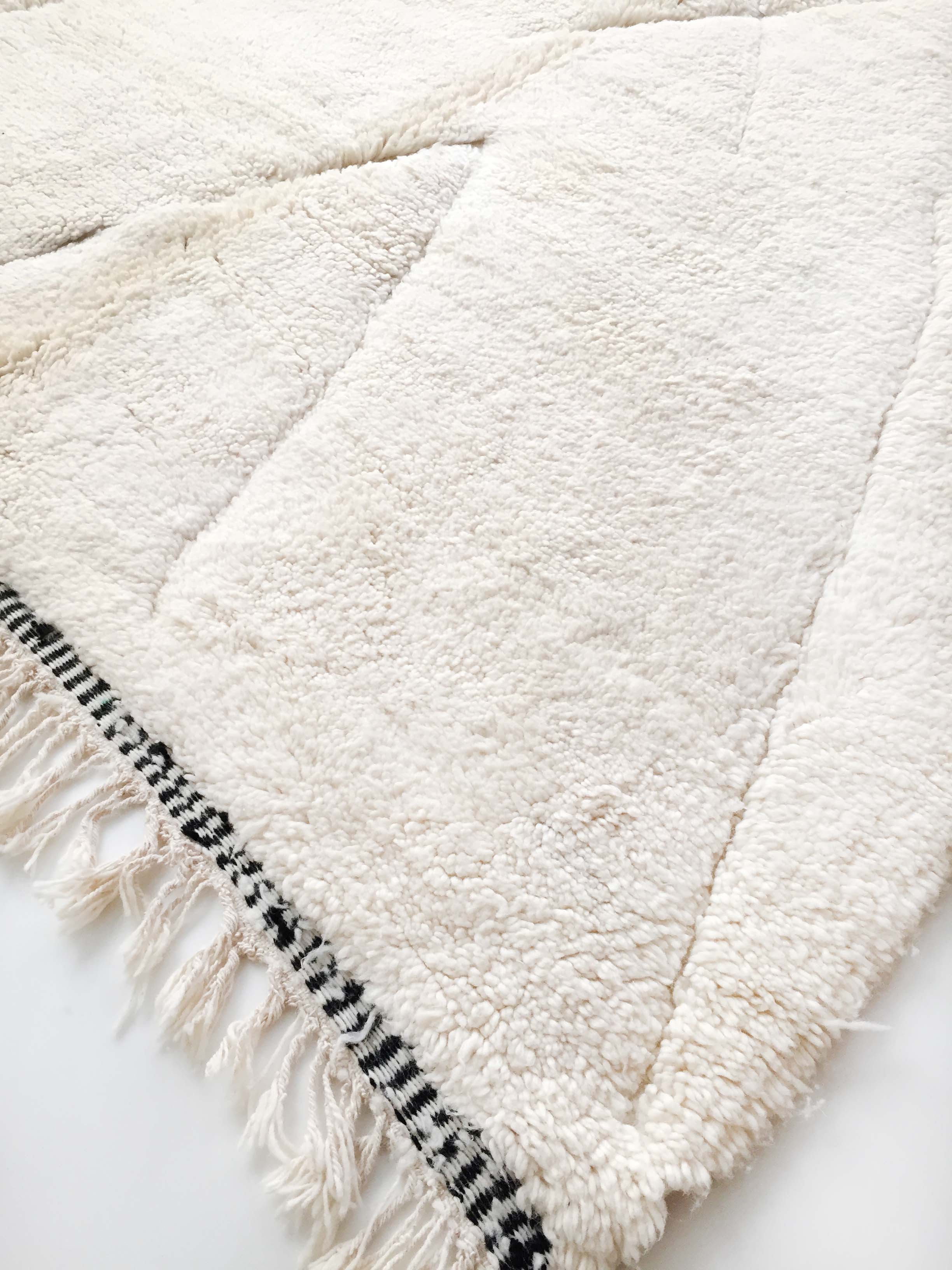 Moroccan Berber carpet Beni Ouarain unbleached with engraved patterns 289x196cm