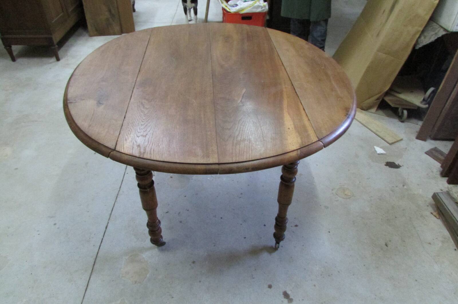Round kitchen table with shutters in solid oak, 1900