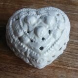 Ceramic heart box decorated with openwork roses