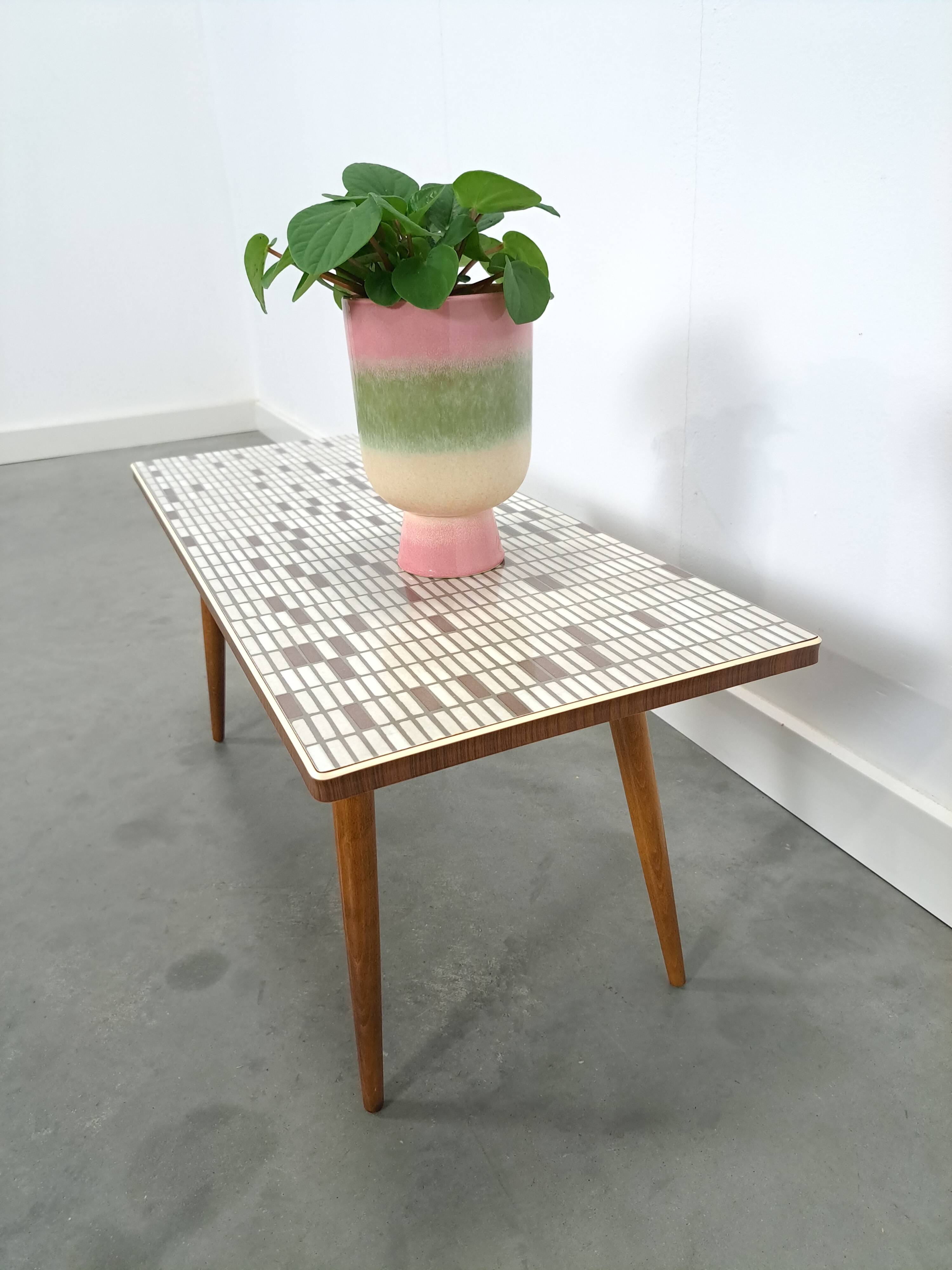 Formica bijzettafel Opal met houten poten, plantentafel