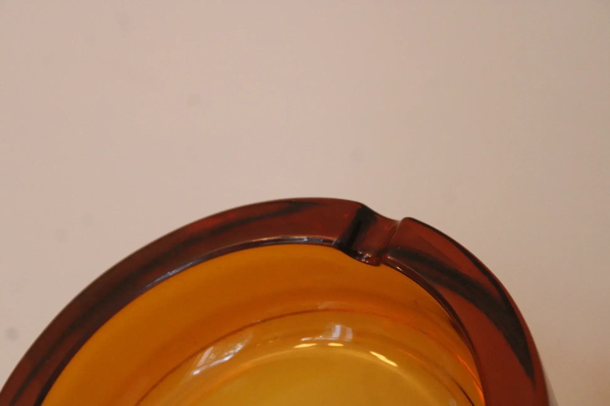 Vintage Italian round ashtray in thick amber glass – Ø 15 cm
