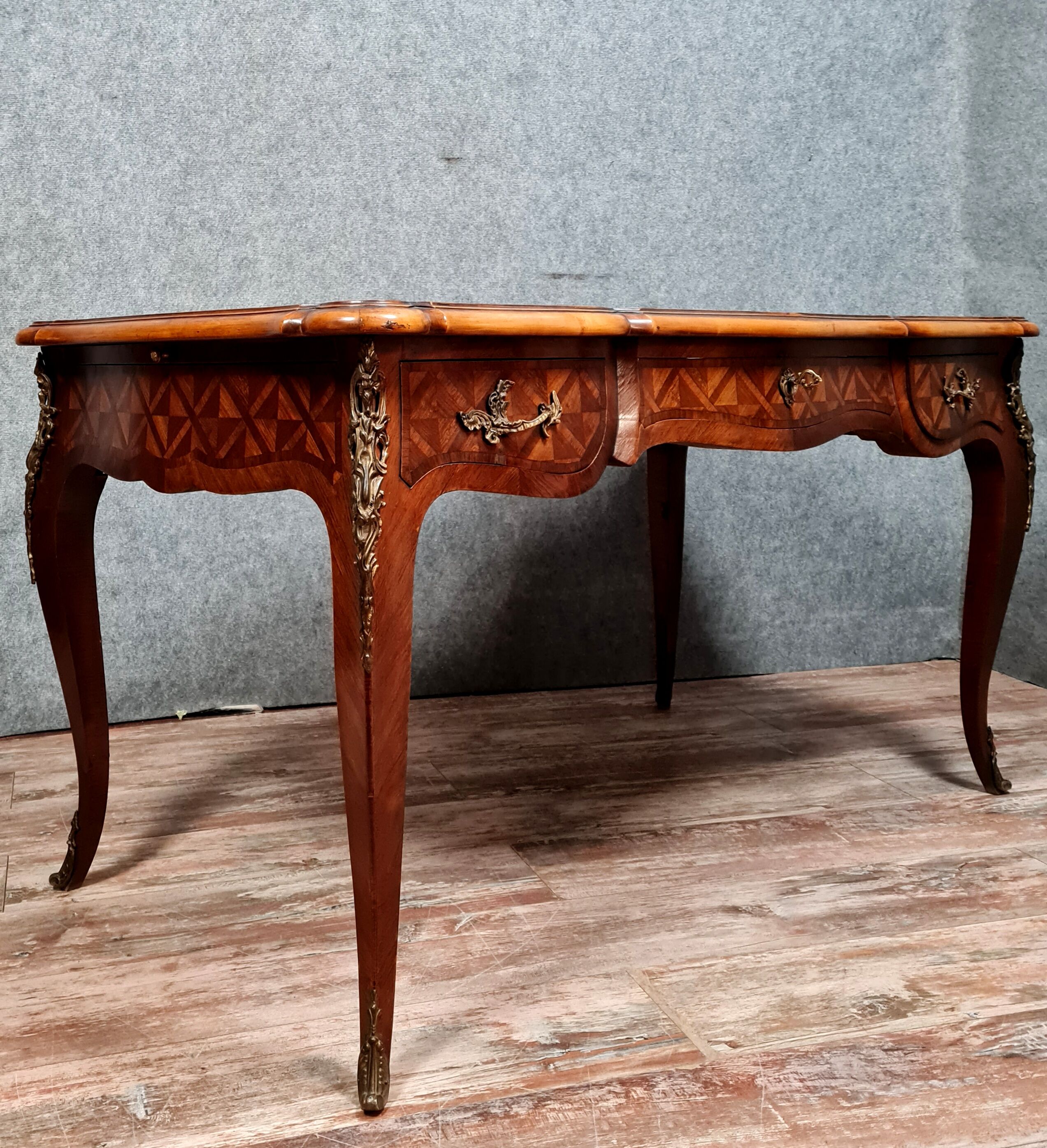 Bureau plat Louis XV a double face en marquèterie de bois précieux