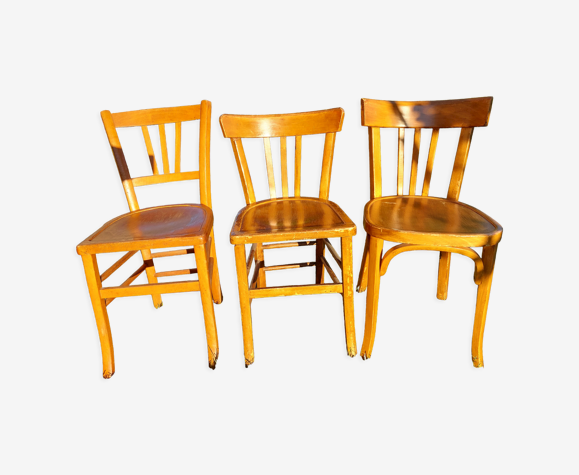 3 chaises bistrot dépareillées dont une Baumann