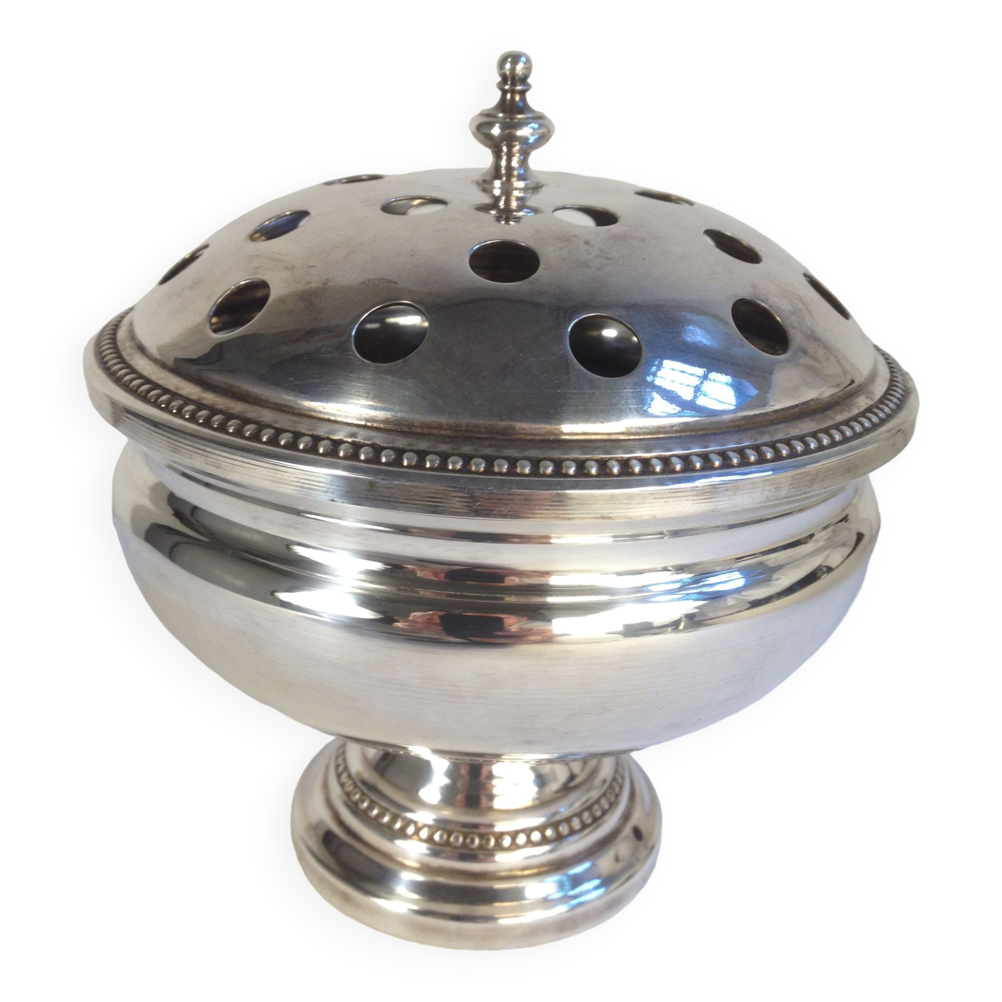 Pique flowers in silver metal