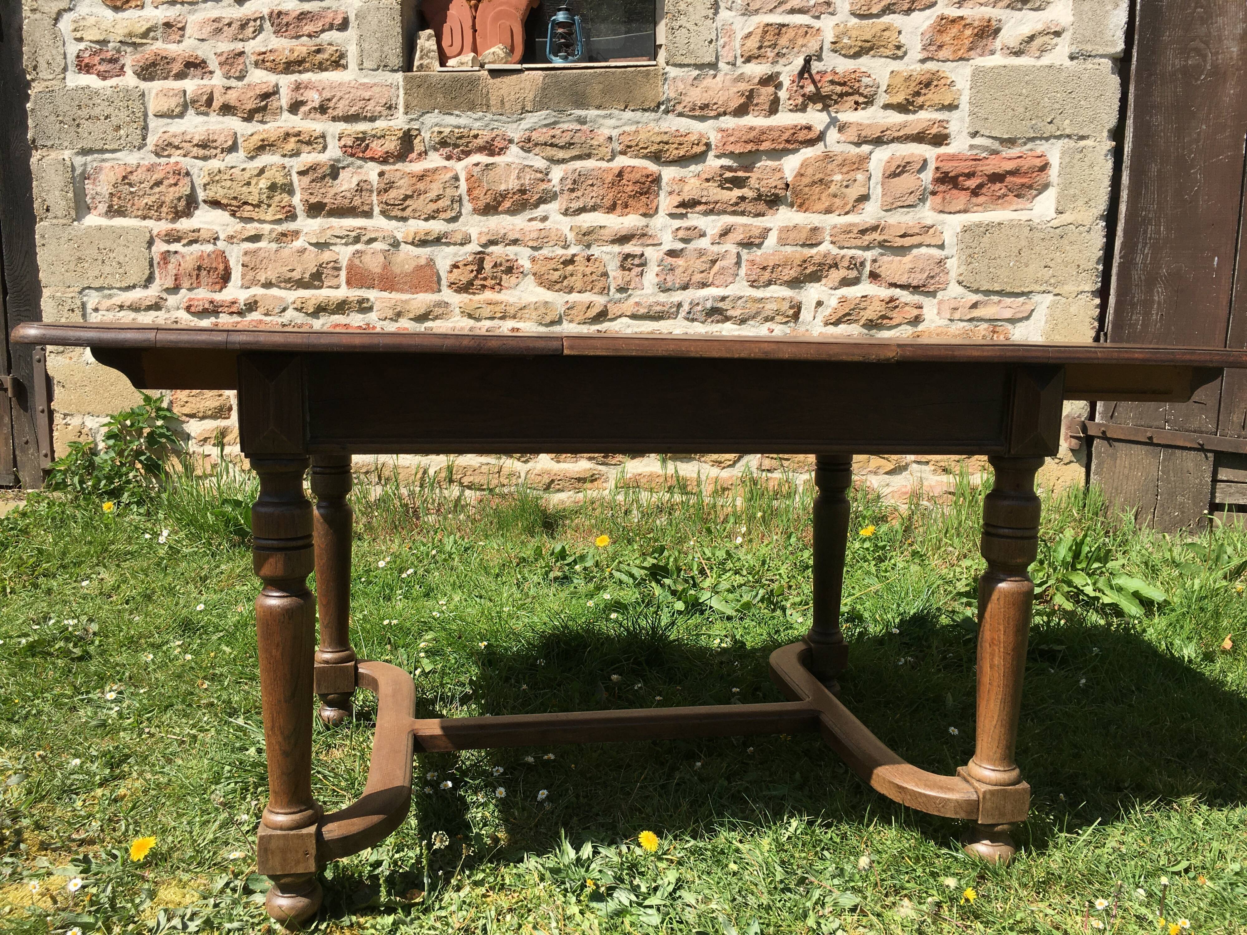 Extendable oak table