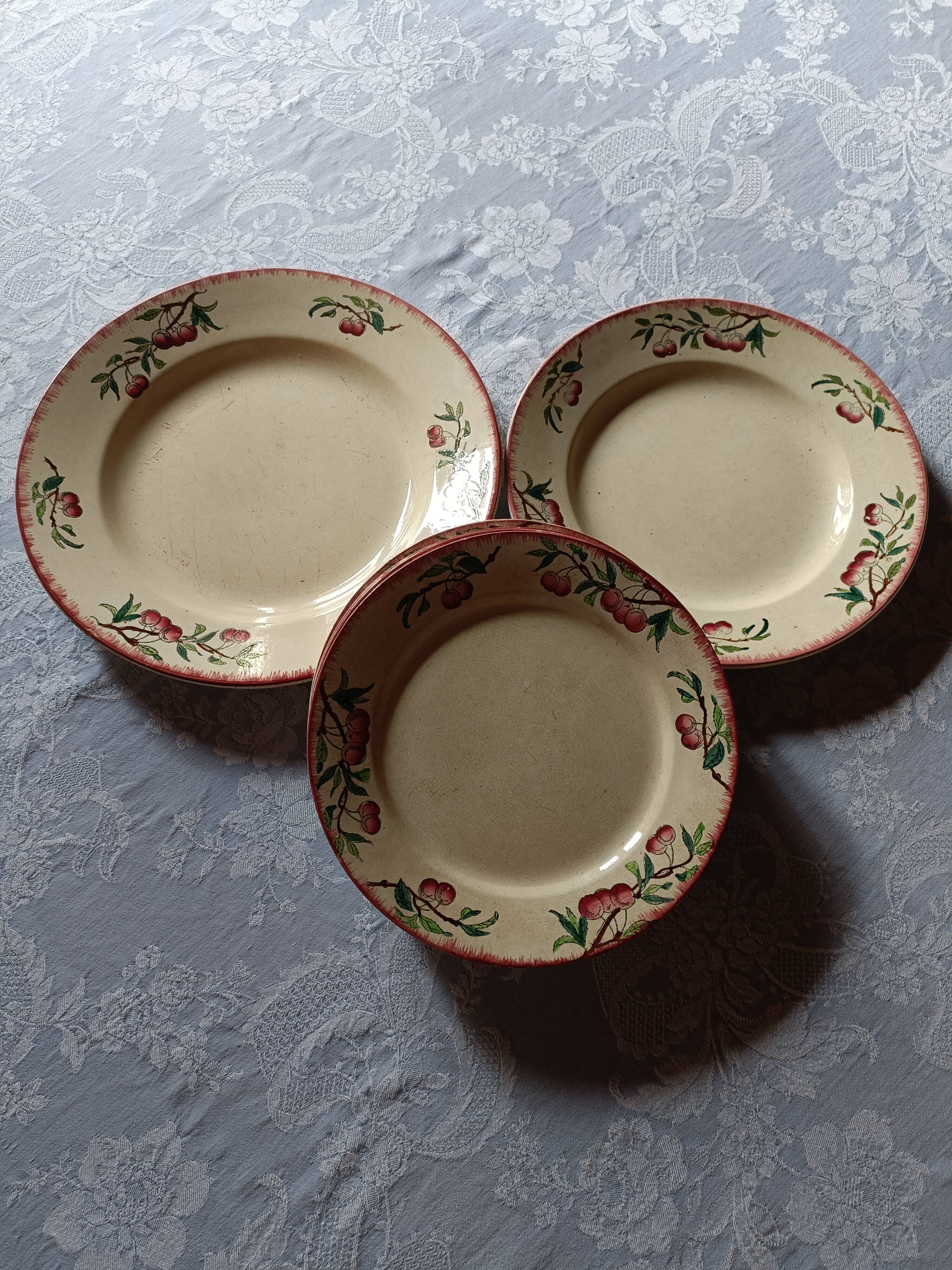 Rares, 6 assiettes et 2 grands plats Sarreguemines décor cerises