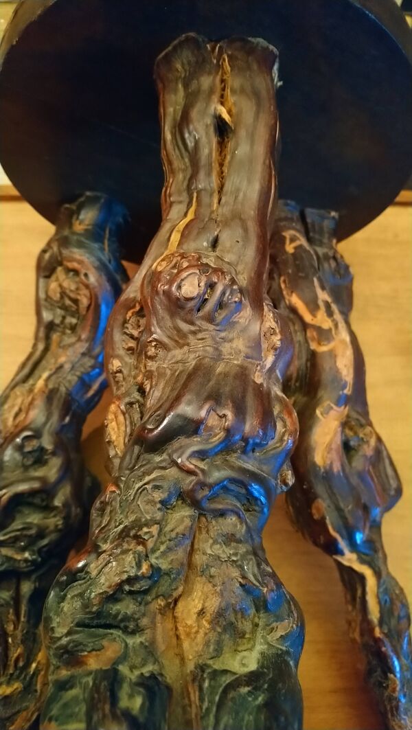 Tabouret brutaliste tripode en cep de vignes