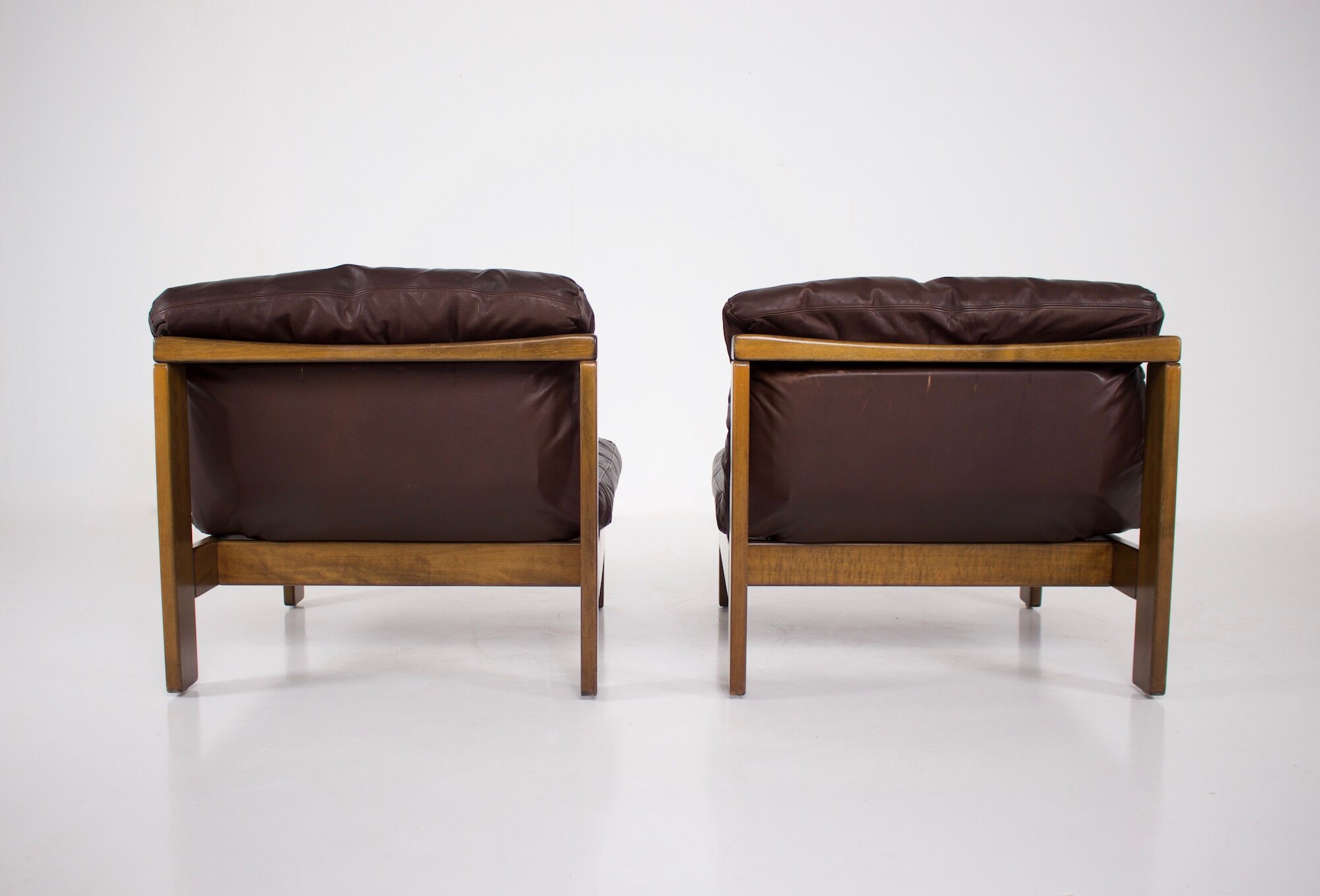 Paire de chauffeuses en cuir 1970