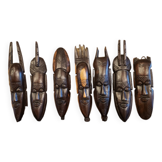 7 masques africains semainiers en bois sculpté