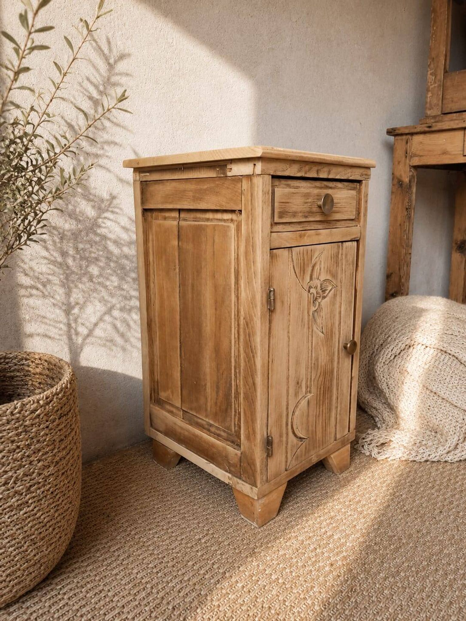 Petit meuble ancien en bois massif restauré