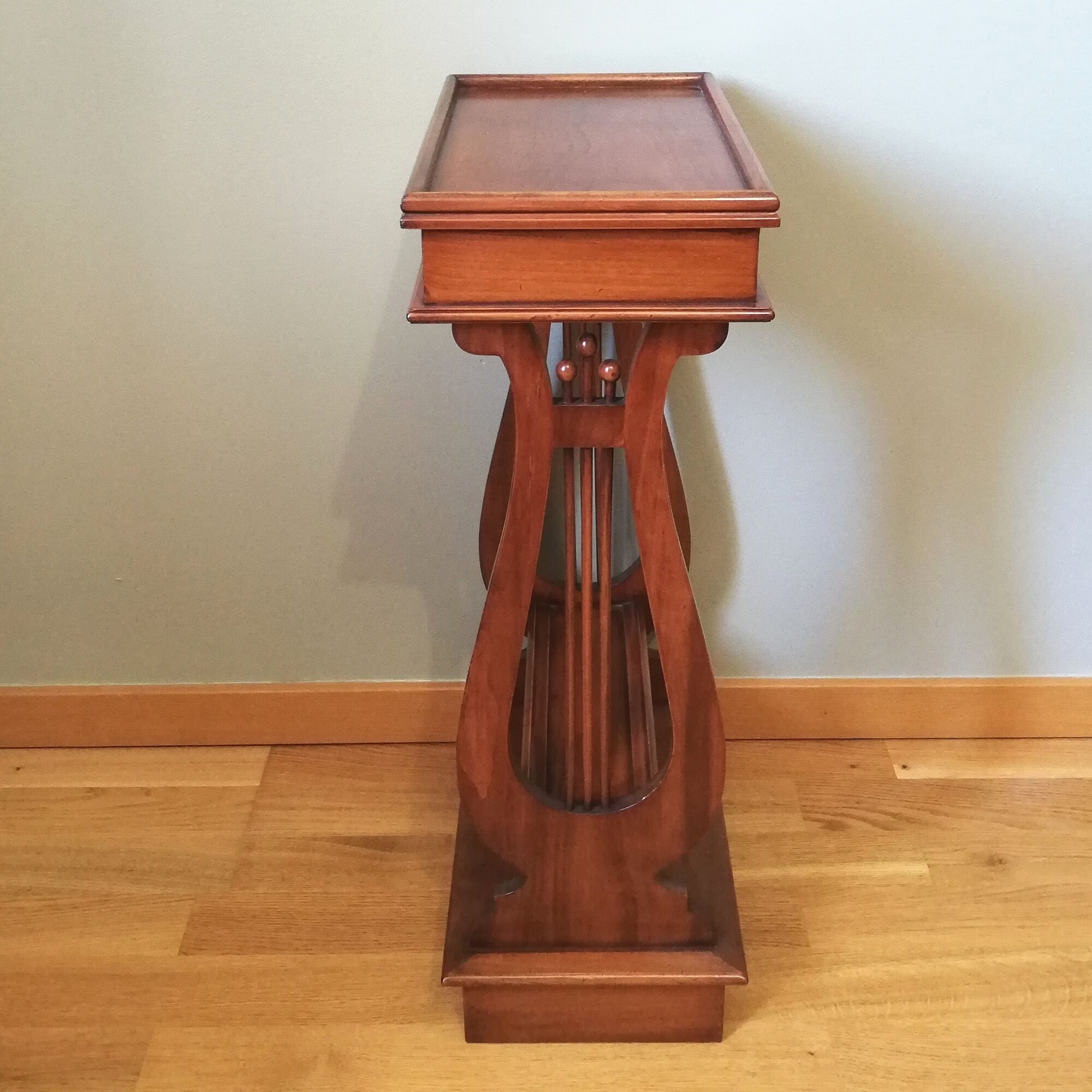 Pedestal table or English cherry saddle with lyre feet