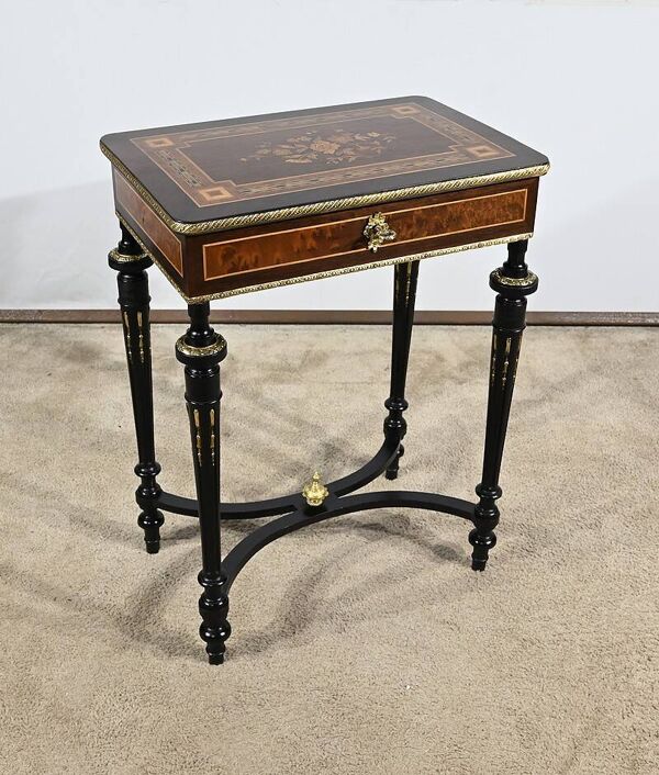 Table de salon en palissandre et loupe d’amboine, style Louis XVI, époque Napoléon III
