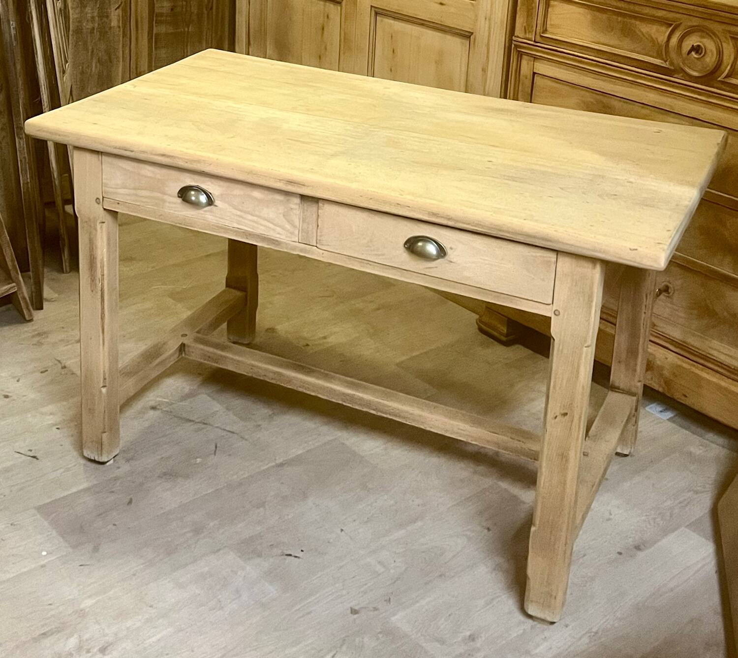 Old farmhouse table in raw solid oak, 2 drawers, seats 6 people.