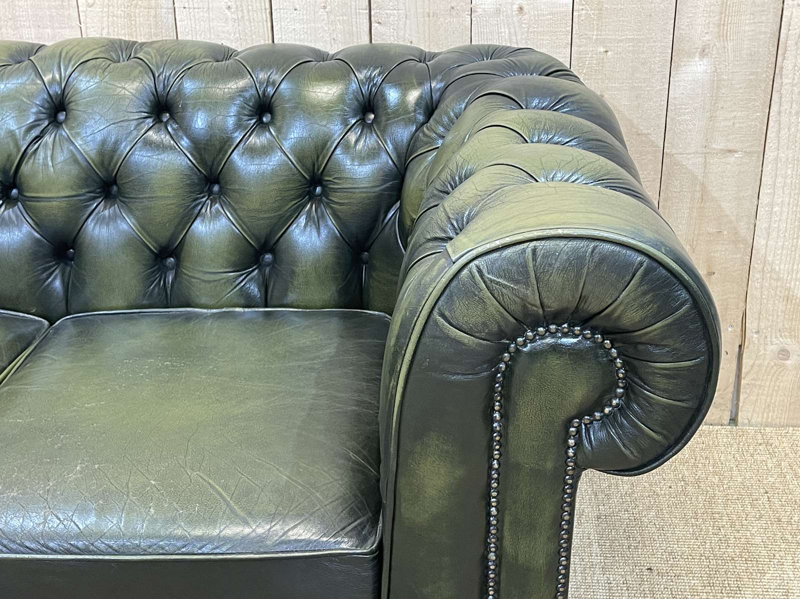 Chesterfield sofa in green leather 2 places from the 70s