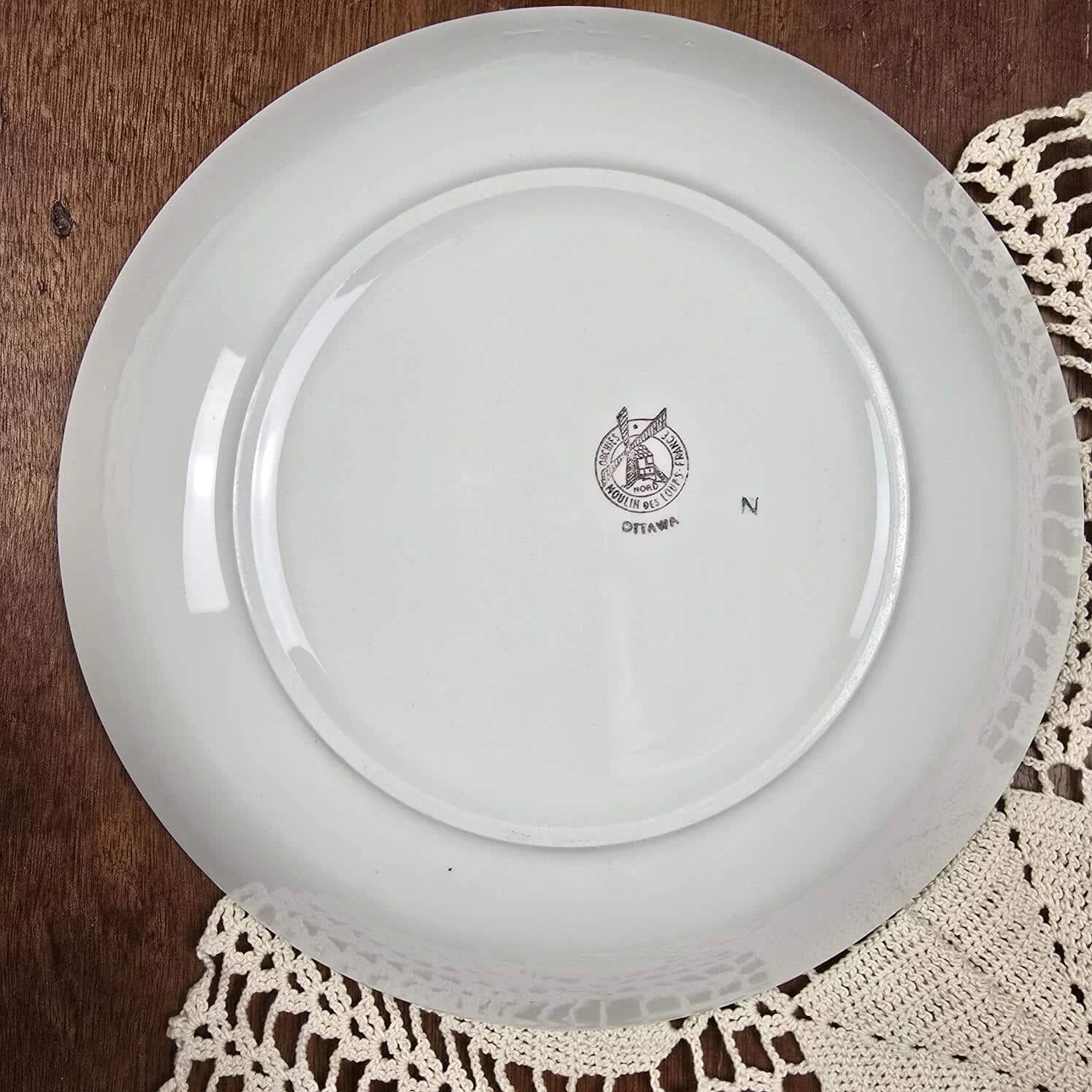 Ensemble de 12 assiettes creuses Moulin des Loups Ottawa – Fleurs bordeaux