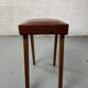Petit tabouret ou repose pied en bois et cuir