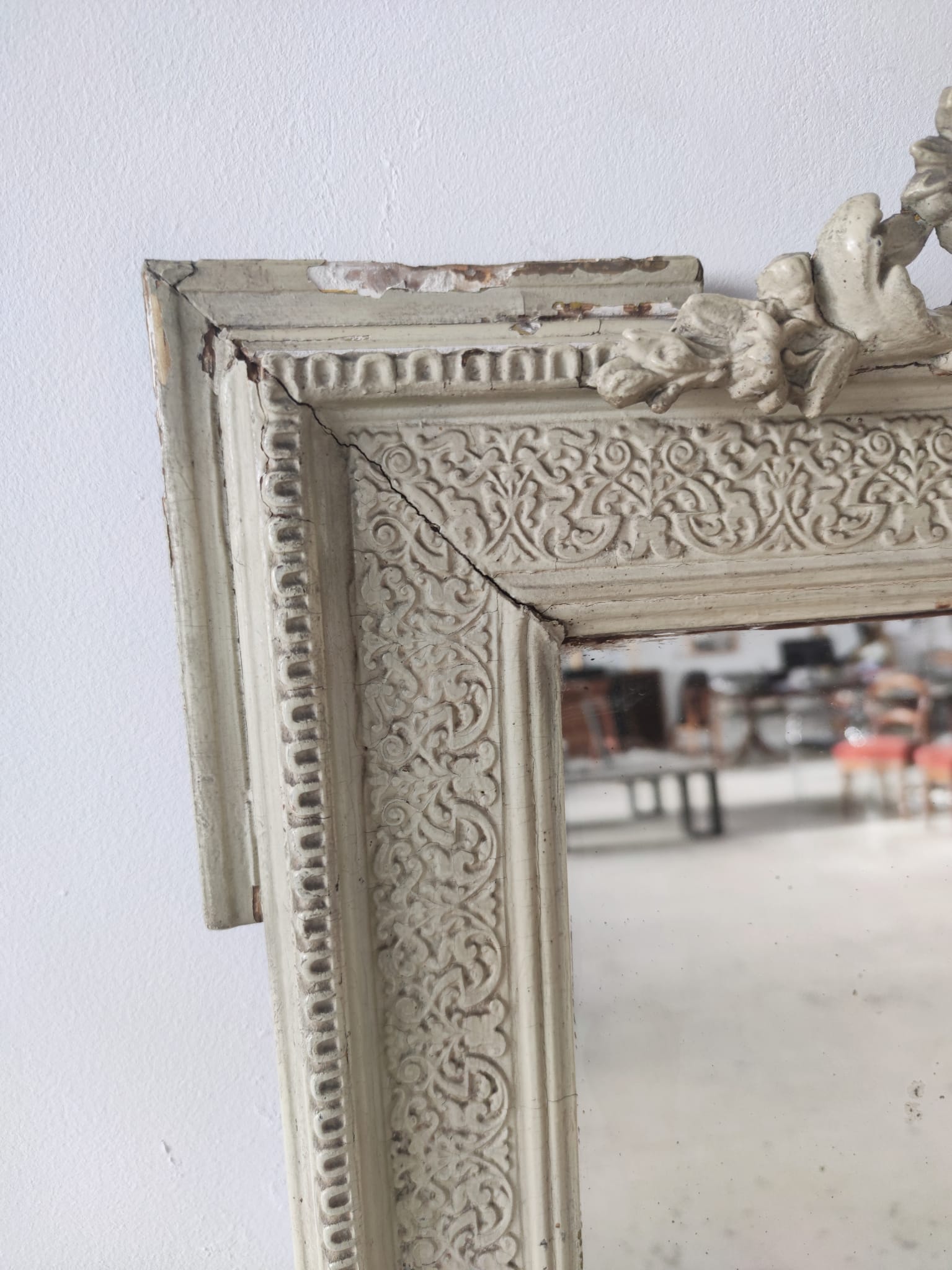 Rectangular mirror in light green lacquered wood with pediment H:1m39
