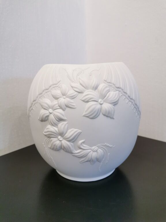 Vase en biscuit blanc signé Kaiser  M FREY Kaiser ( Germany)