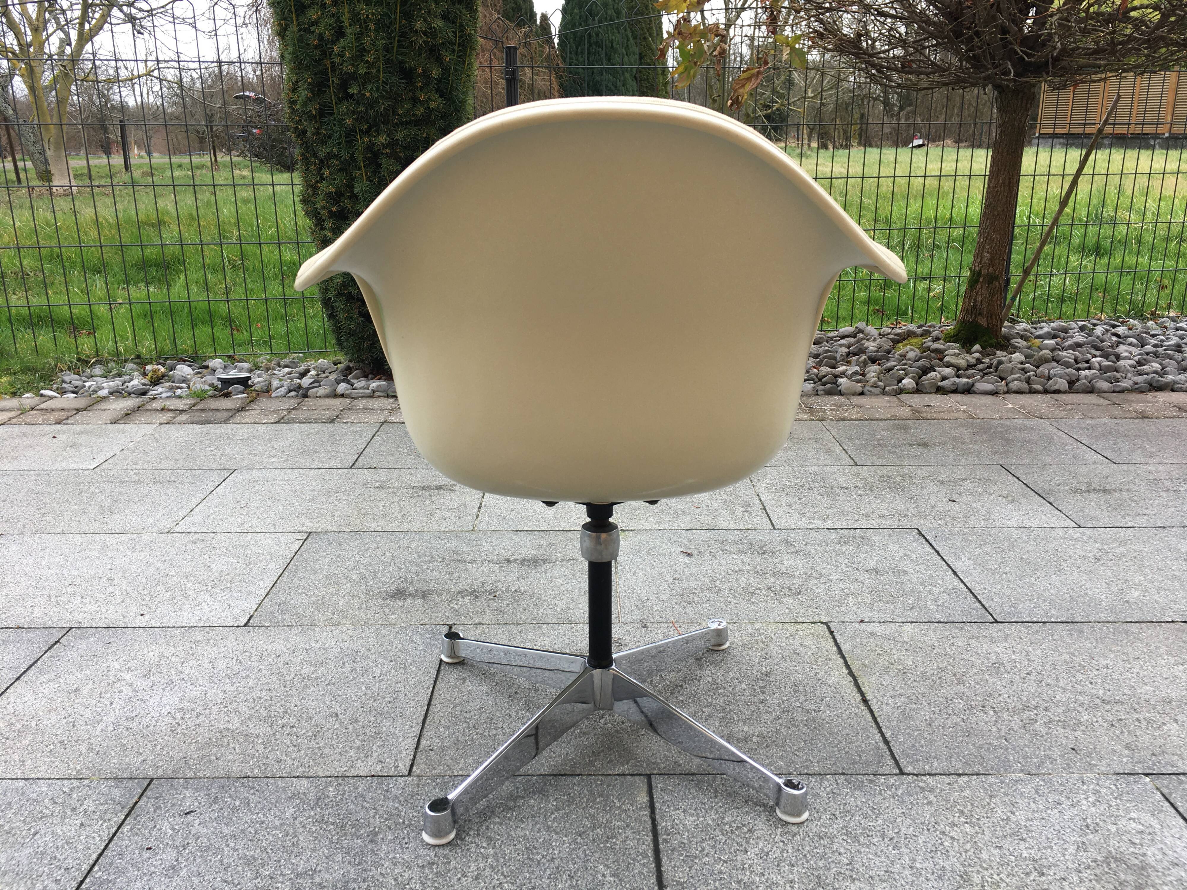 DAT fiberglass Swivel armchair from Charles & Ray Eames, Herman Miller 60s