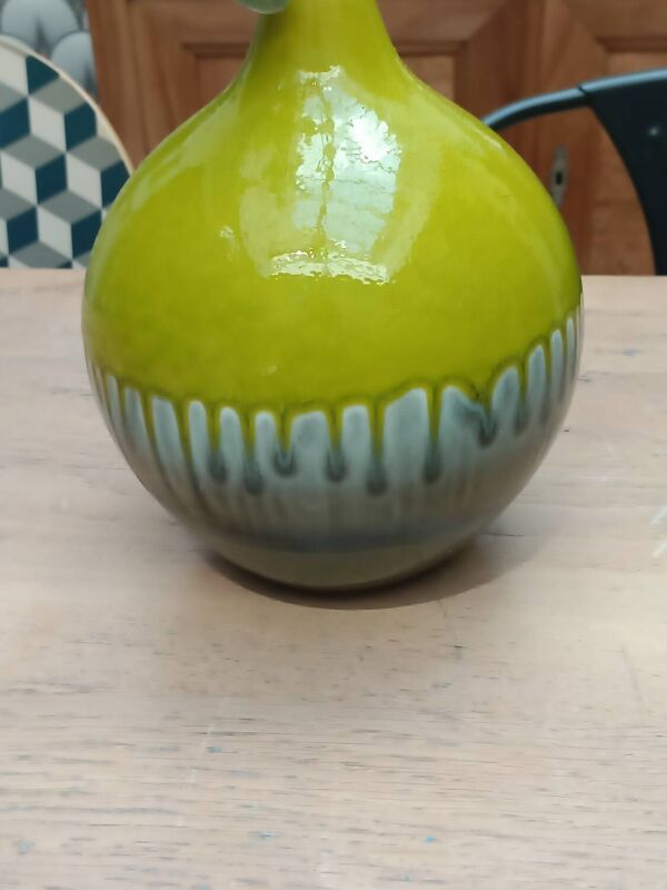Vase en céramique verte estampillé