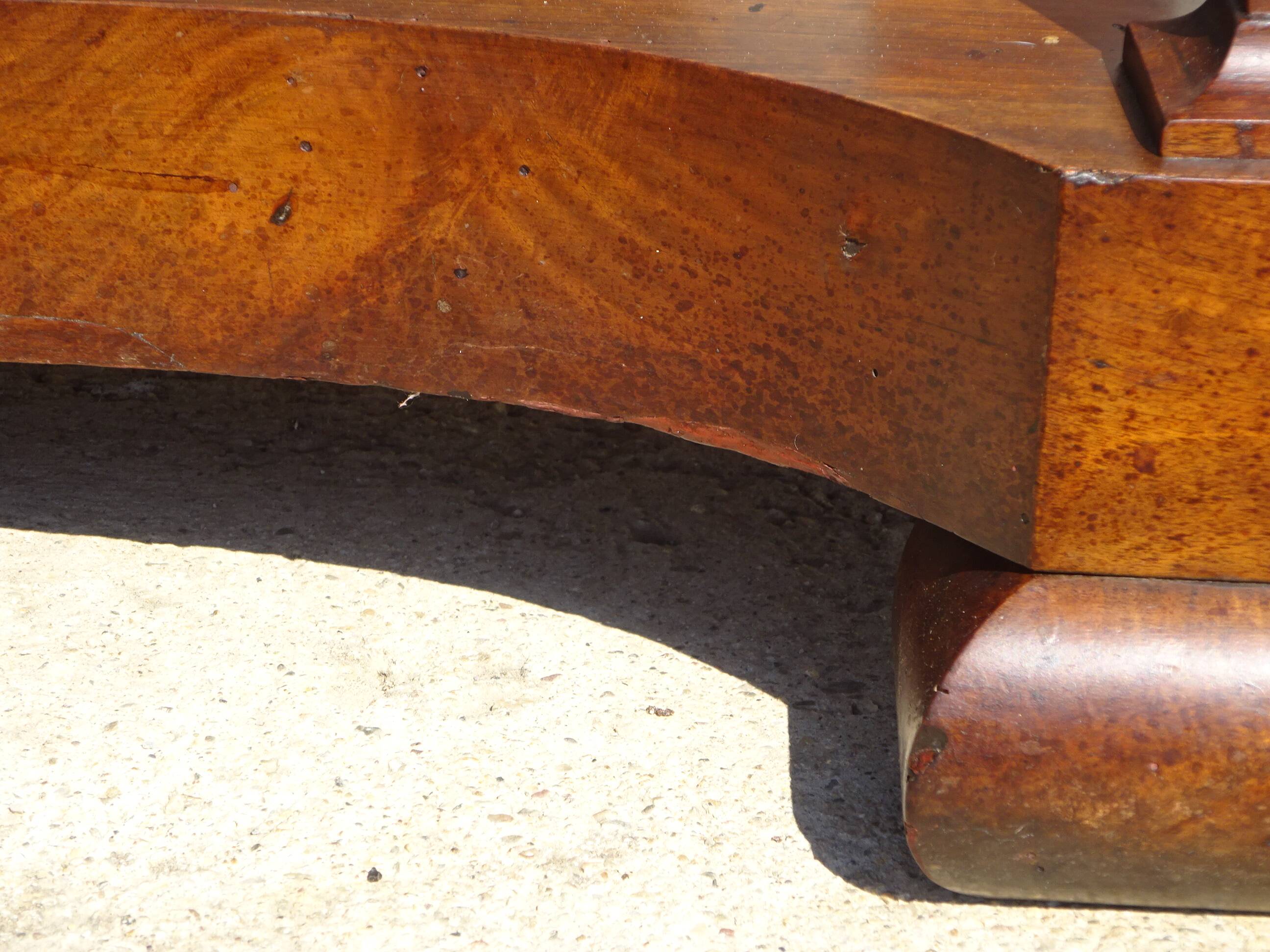 Console époque Restauration, style  Charles X en noyer avec marbre griotte
