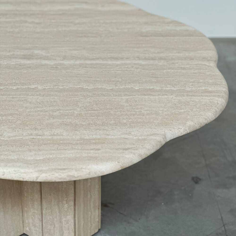 Table basse en travertin sculptural français élégant, années 1980