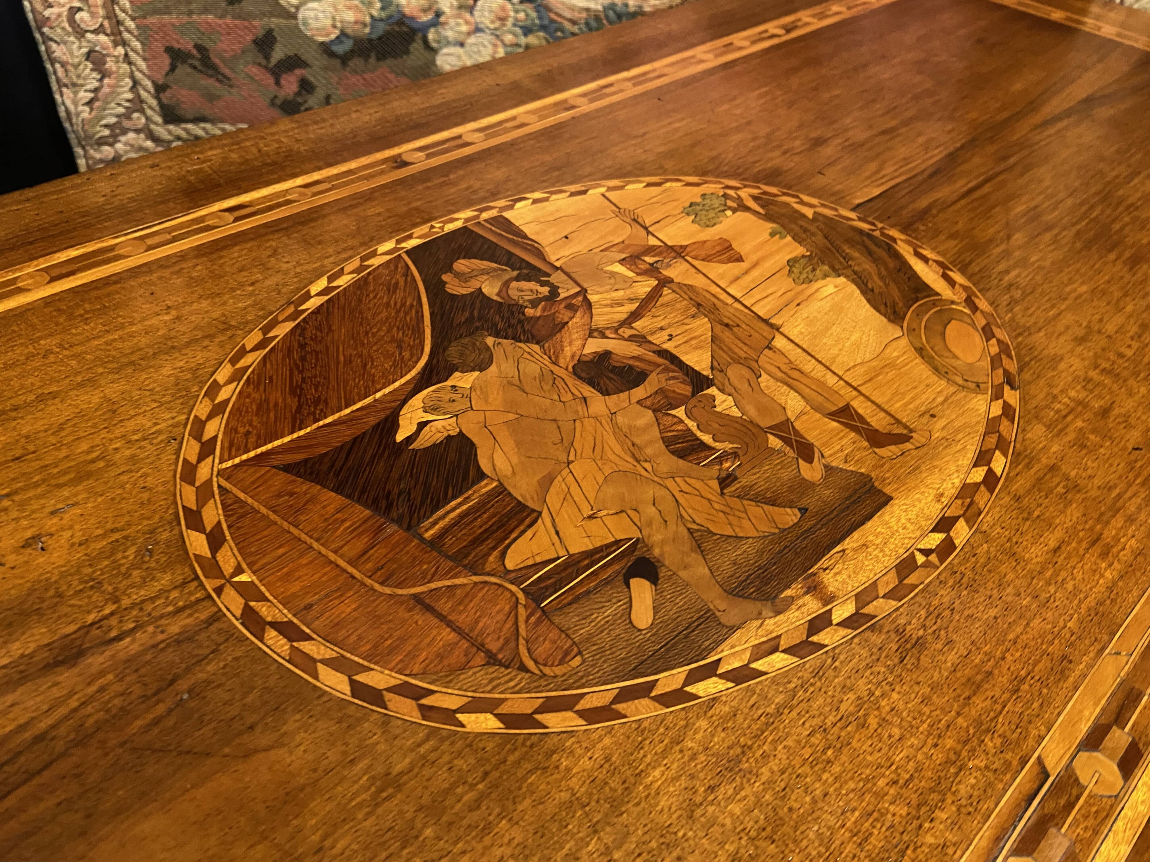 Large Louis XVI chest of drawers with 3 drawers, marquetry decoration depicting an antique scene from the late 18th century.