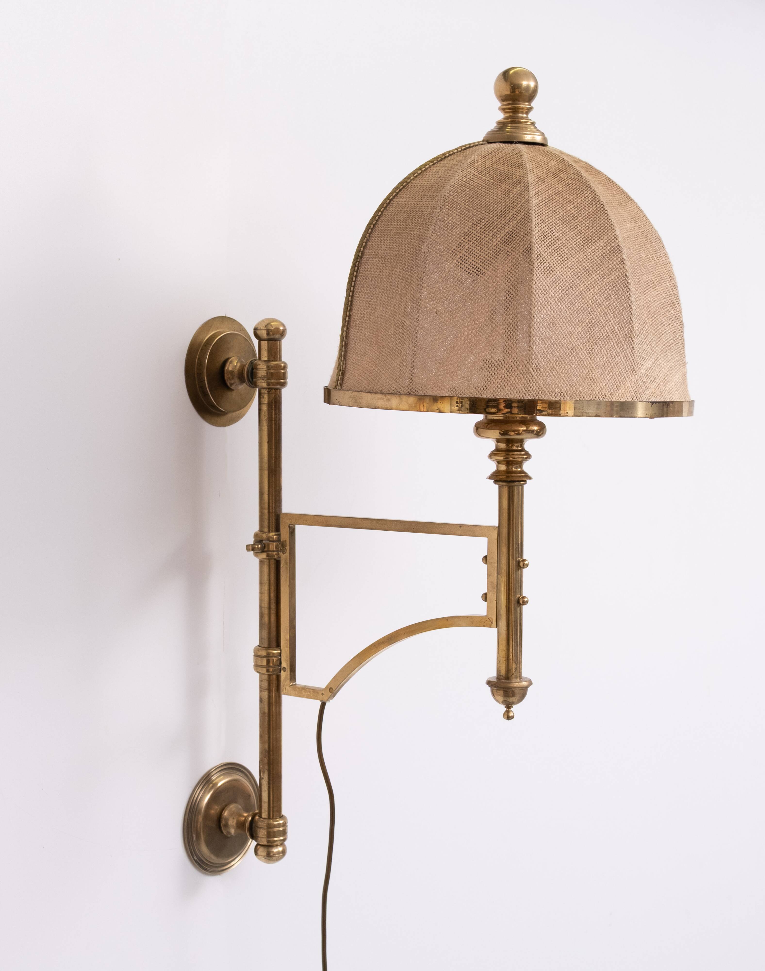 Applique murale à bras articulé en laiton réglable, abat-jour en toile de jute, Angleterre des années 1950