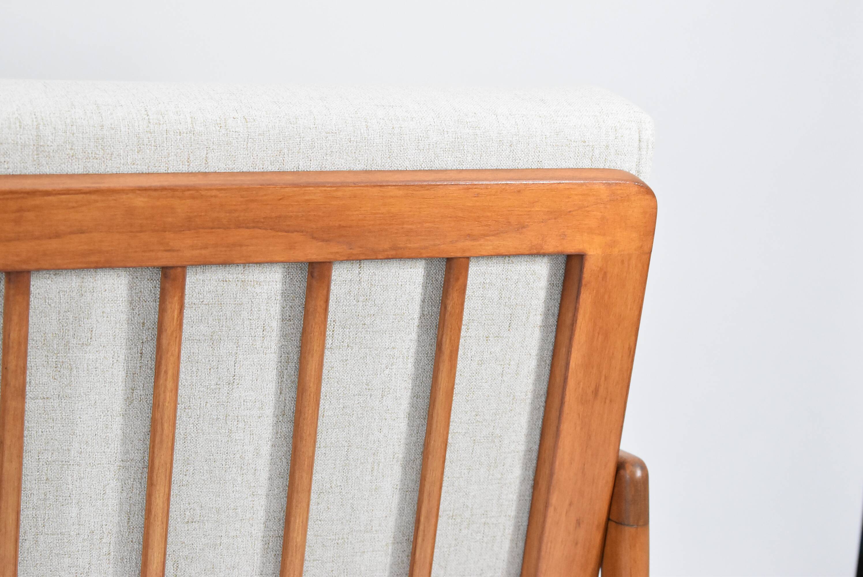 Canapé deux places beige de style scandinave