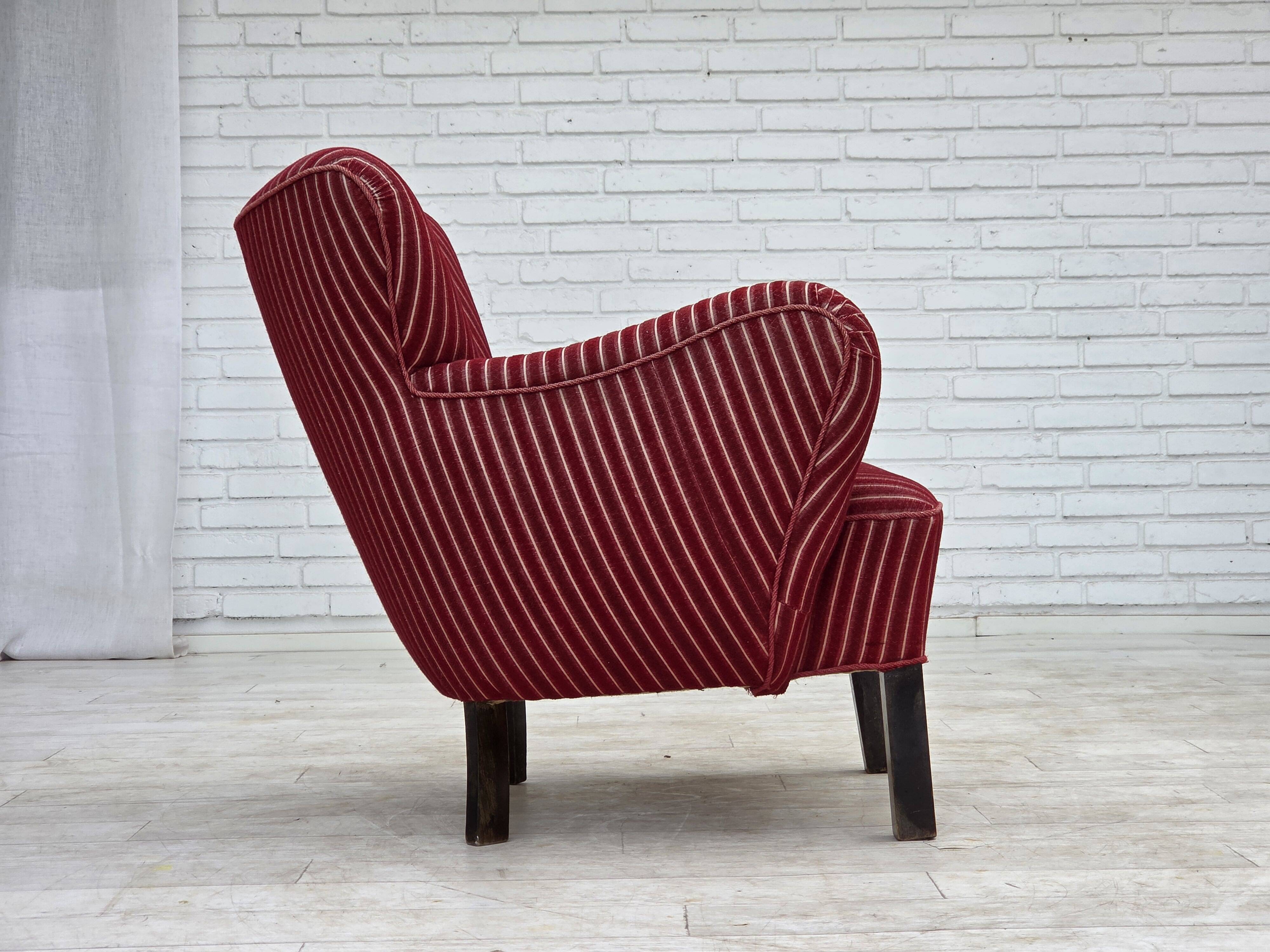 Fauteuil danois des années 1960, en laine de meuble rayée rouge, pieds en bois de chêne.