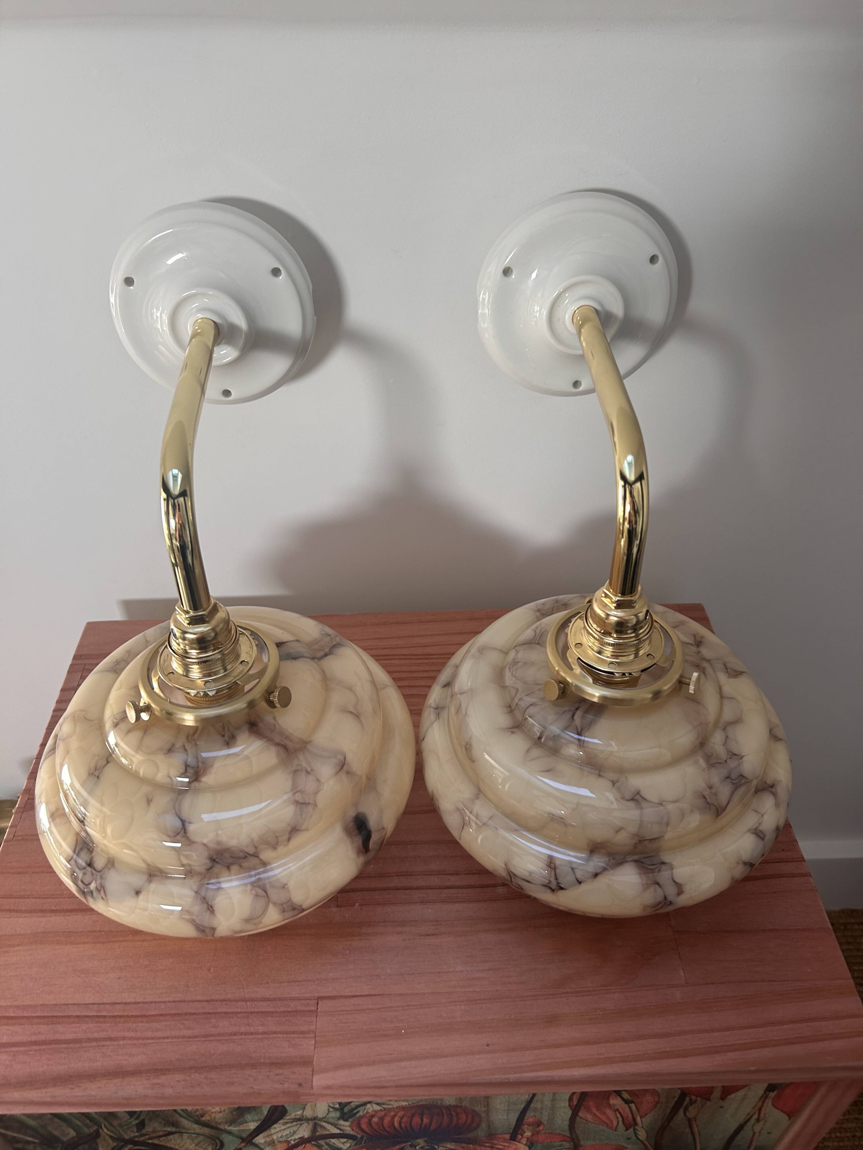Paire d’appliques murales en opaline marbrée